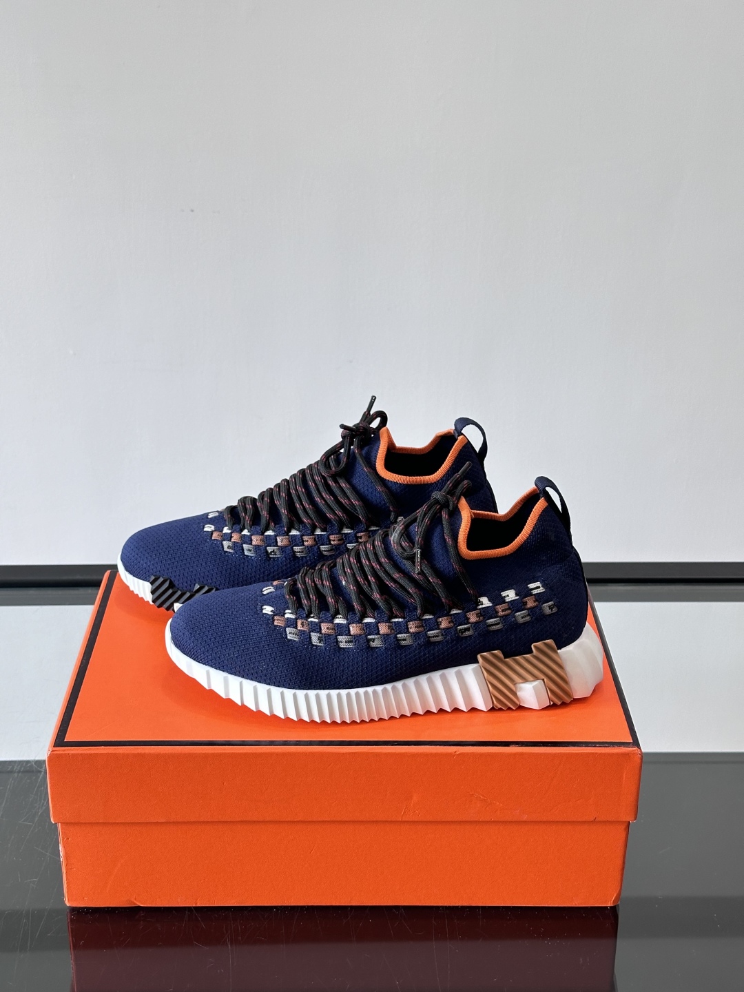 H爱马仕Flex免系带运动鞋👟鞋履系列针织免系带运动鞋，饰有编织Bolduc细节。轻盈鞋底装饰撞色图案，