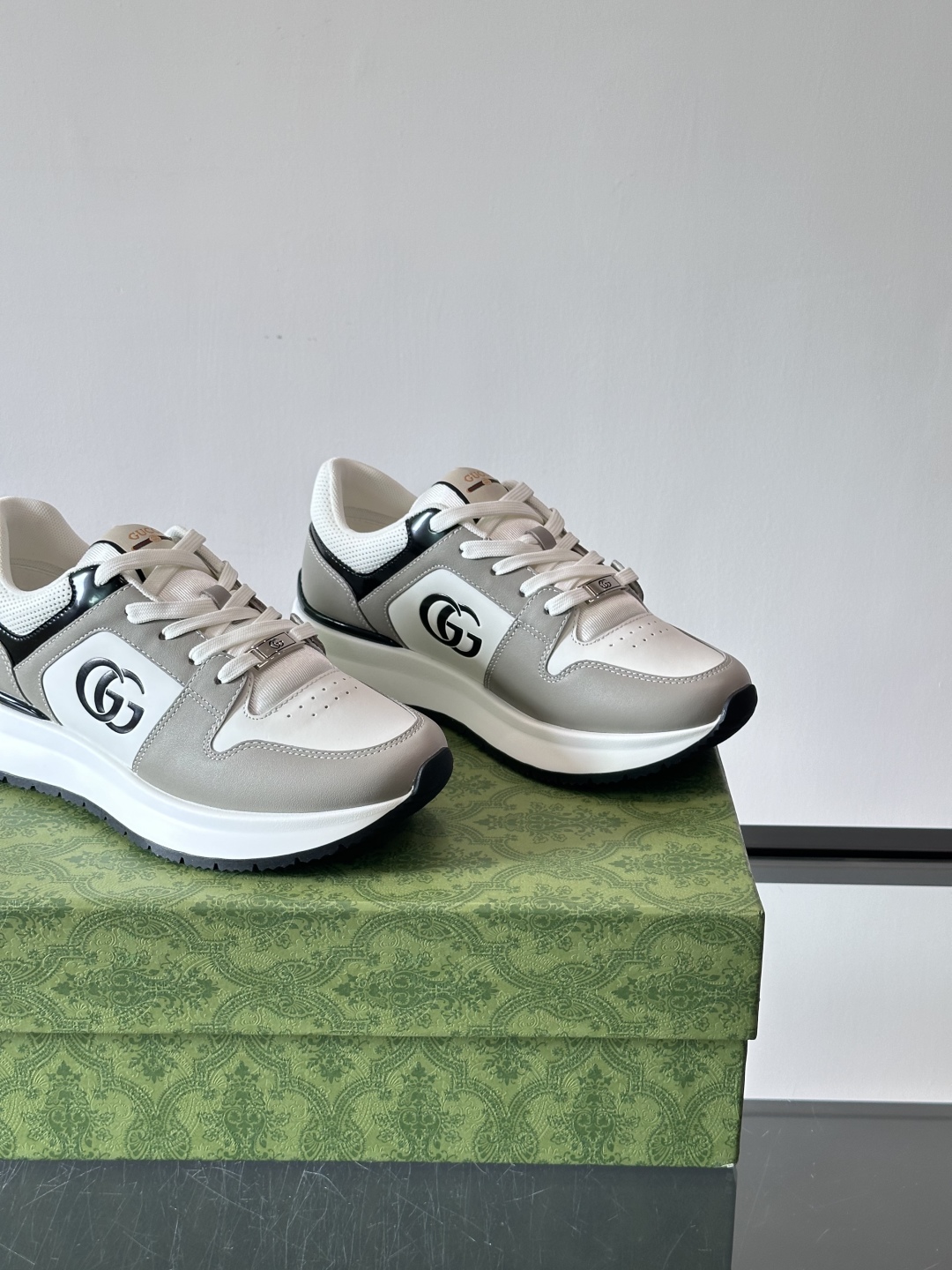 ◾️▫️G家男士GG运动鞋，选用进口全牛皮打造，简约舒适版，内里头层牛皮，鞋舌装饰品牌logo，细节精细