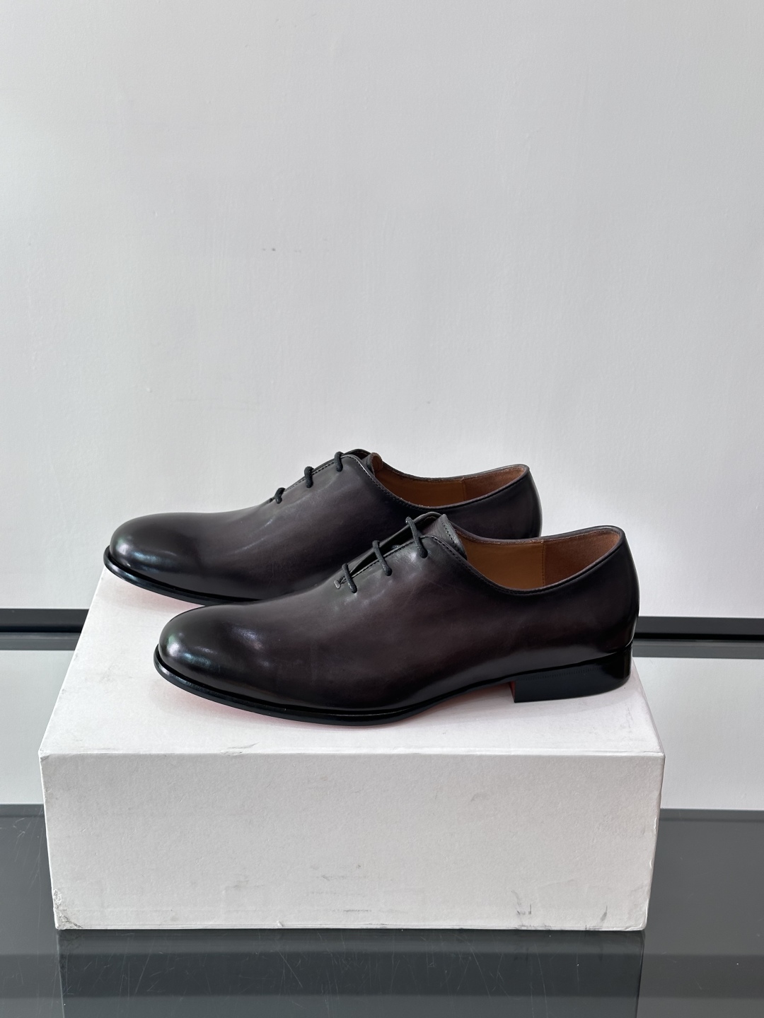Berluti/布鲁提高端真皮大底正装皮鞋，采用进口牛皮鞋面 柔软有型，手工改色工艺，低调奢华气质，舒适