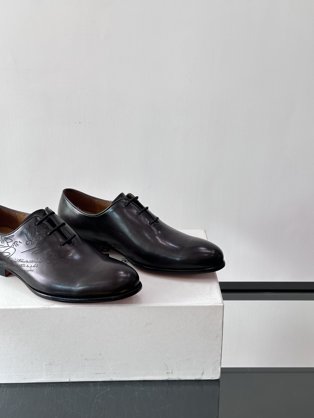 Berluti/布鲁提高端真皮大底正装皮鞋，采用进口牛皮鞋面 柔软有型，手工改色工艺，低调奢华气质，舒适