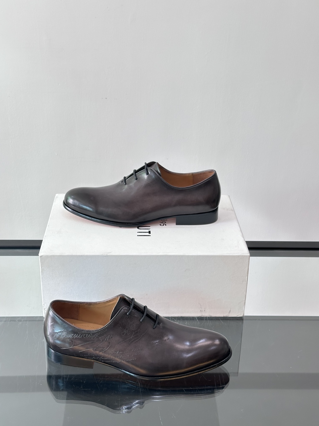 Berluti/布鲁提高端真皮大底正装皮鞋，采用进口牛皮鞋面 柔软有型，手工改色工艺，低调奢华气质，舒适