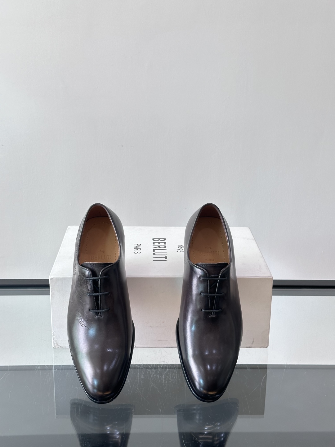Berluti/布鲁提高端真皮大底正装皮鞋，采用进口牛皮鞋面 柔软有型，手工改色工艺，低调奢华气质，舒适