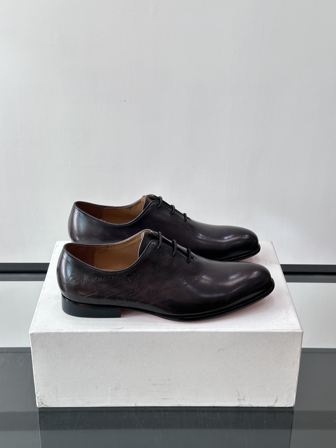 Berluti/布鲁提高端真皮大底正装皮鞋，采用进口牛皮鞋面 柔软有型，手工改色工艺，低调奢华气质，舒适