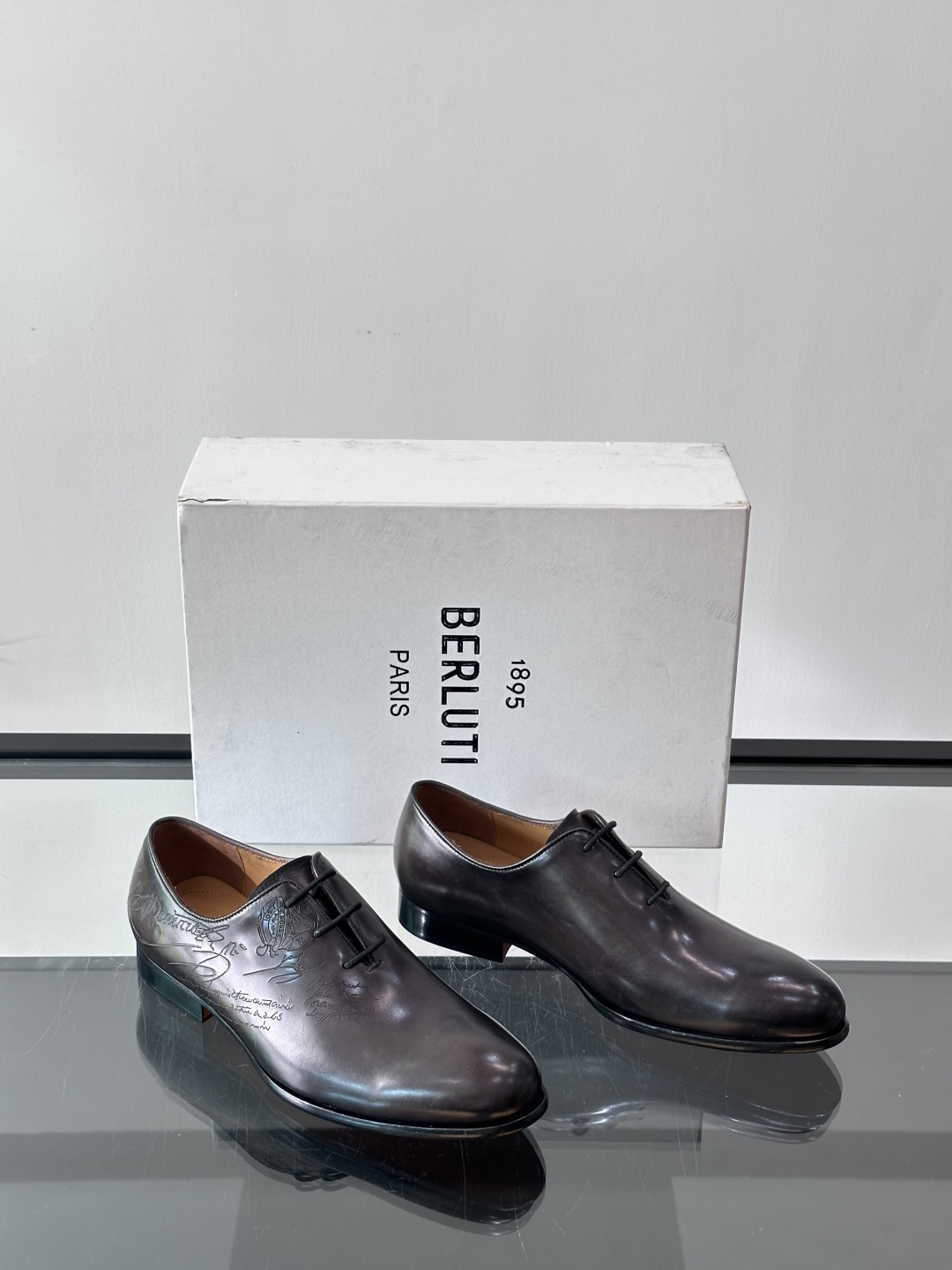 Berluti/布鲁提高端真皮大底正装皮鞋，采用进口牛皮鞋面 柔软有型，手工改色工艺，低调奢华气质，舒适