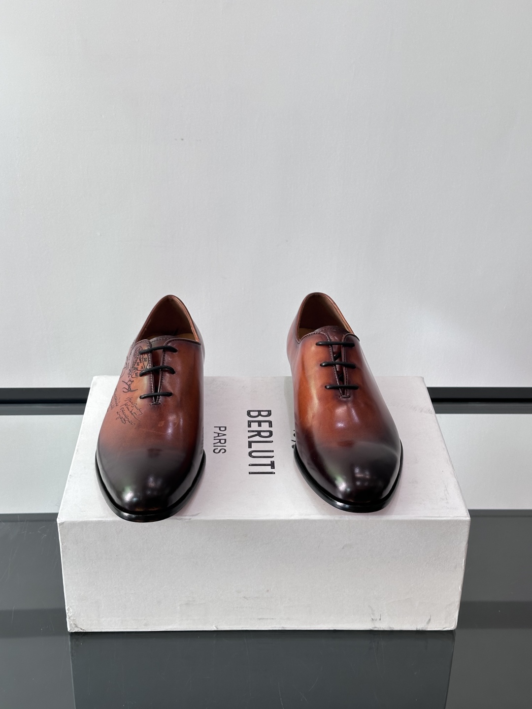 Berluti/布鲁提高端真皮大底正装皮鞋，采用进口牛皮鞋面 柔软有型，手工改色工艺，低调奢华气质，舒适