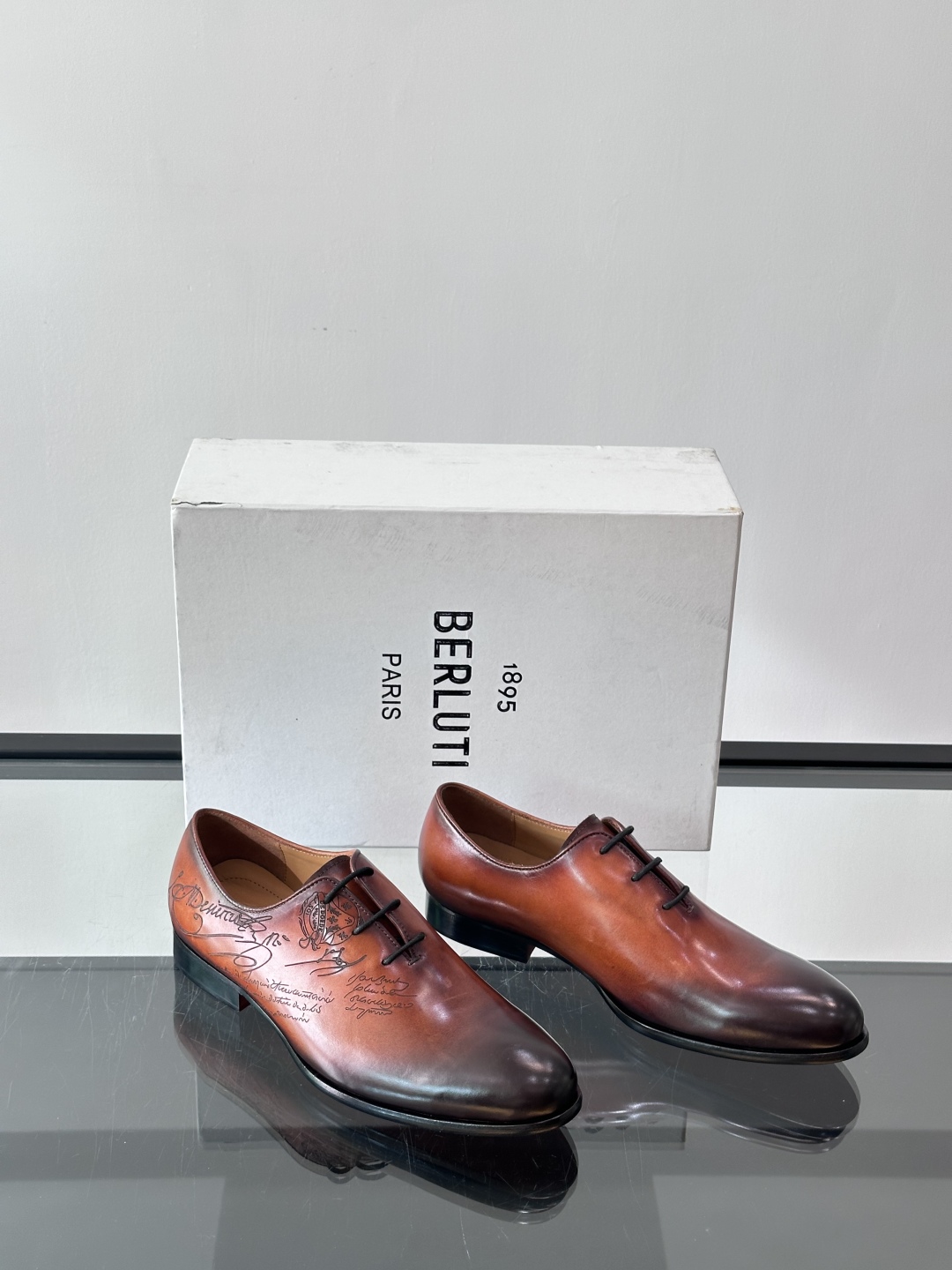 Berluti/布鲁提高端真皮大底正装皮鞋，采用进口牛皮鞋面 柔软有型，手工改色工艺，低调奢华气质，舒适