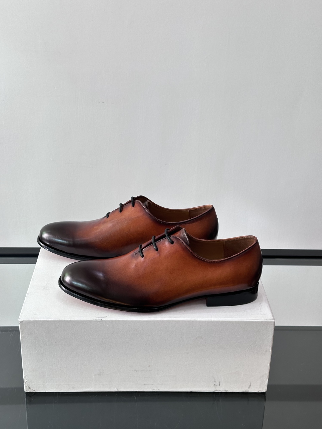 Berluti/布鲁提高端真皮大底正装皮鞋，采用进口牛皮鞋面 柔软有型，手工改色工艺，低调奢华气质，舒适