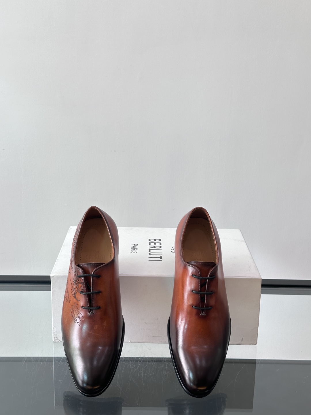 Berluti/布鲁提高端真皮大底正装皮鞋，采用进口牛皮鞋面 柔软有型，手工改色工艺，低调奢华气质，舒适