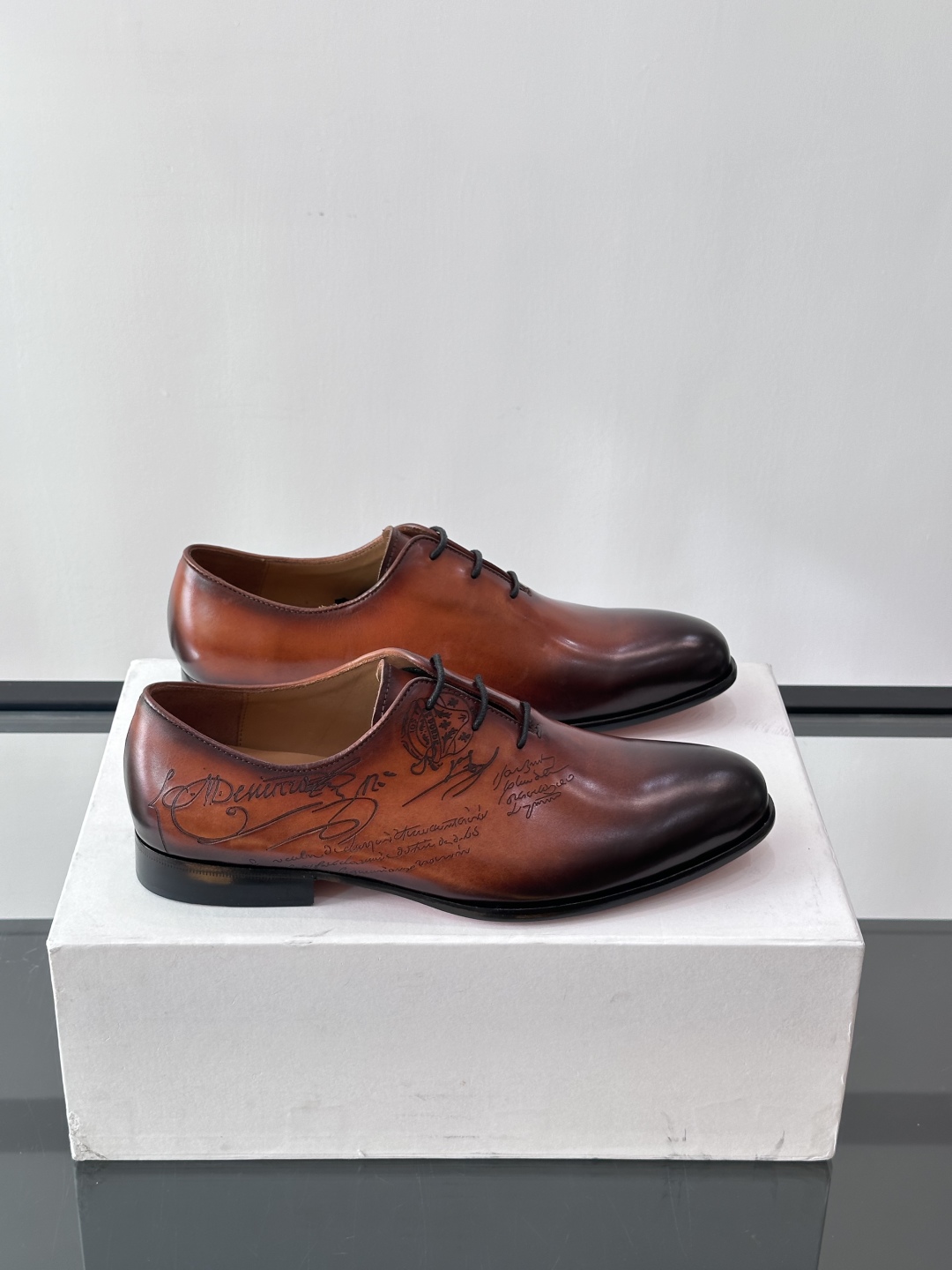 Berluti/布鲁提高端真皮大底正装皮鞋，采用进口牛皮鞋面 柔软有型，手工改色工艺，低调奢华气质，舒适