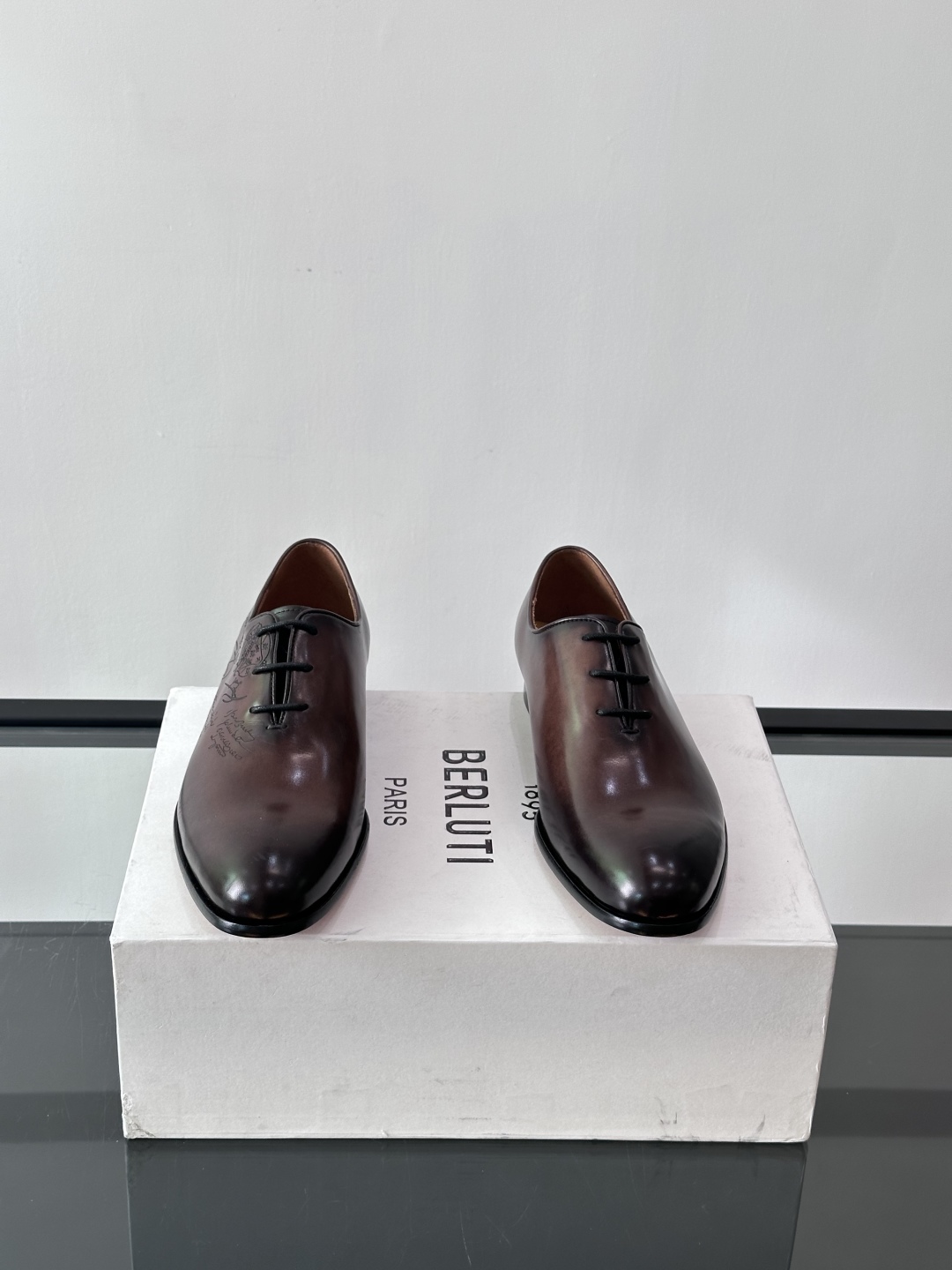 Berluti/布鲁提高端真皮大底正装皮鞋，采用进口牛皮鞋面 柔软有型，手工改色工艺，低调奢华气质，舒适