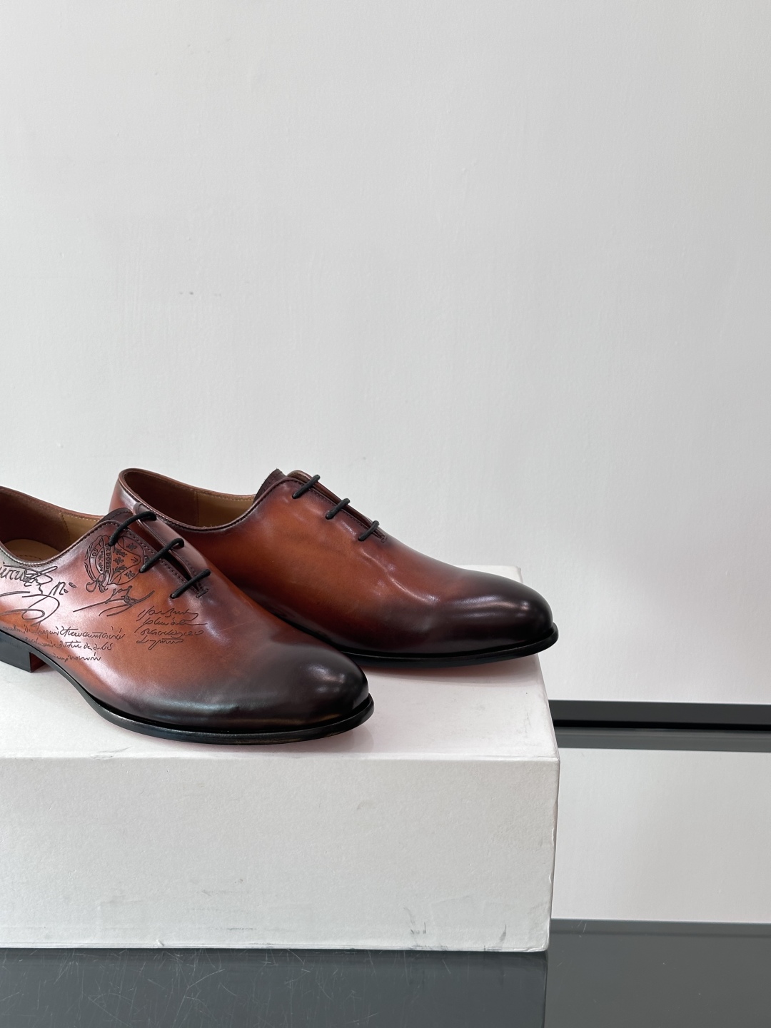 Berluti/布鲁提高端真皮大底正装皮鞋，采用进口牛皮鞋面 柔软有型，手工改色工艺，低调奢华气质，舒适