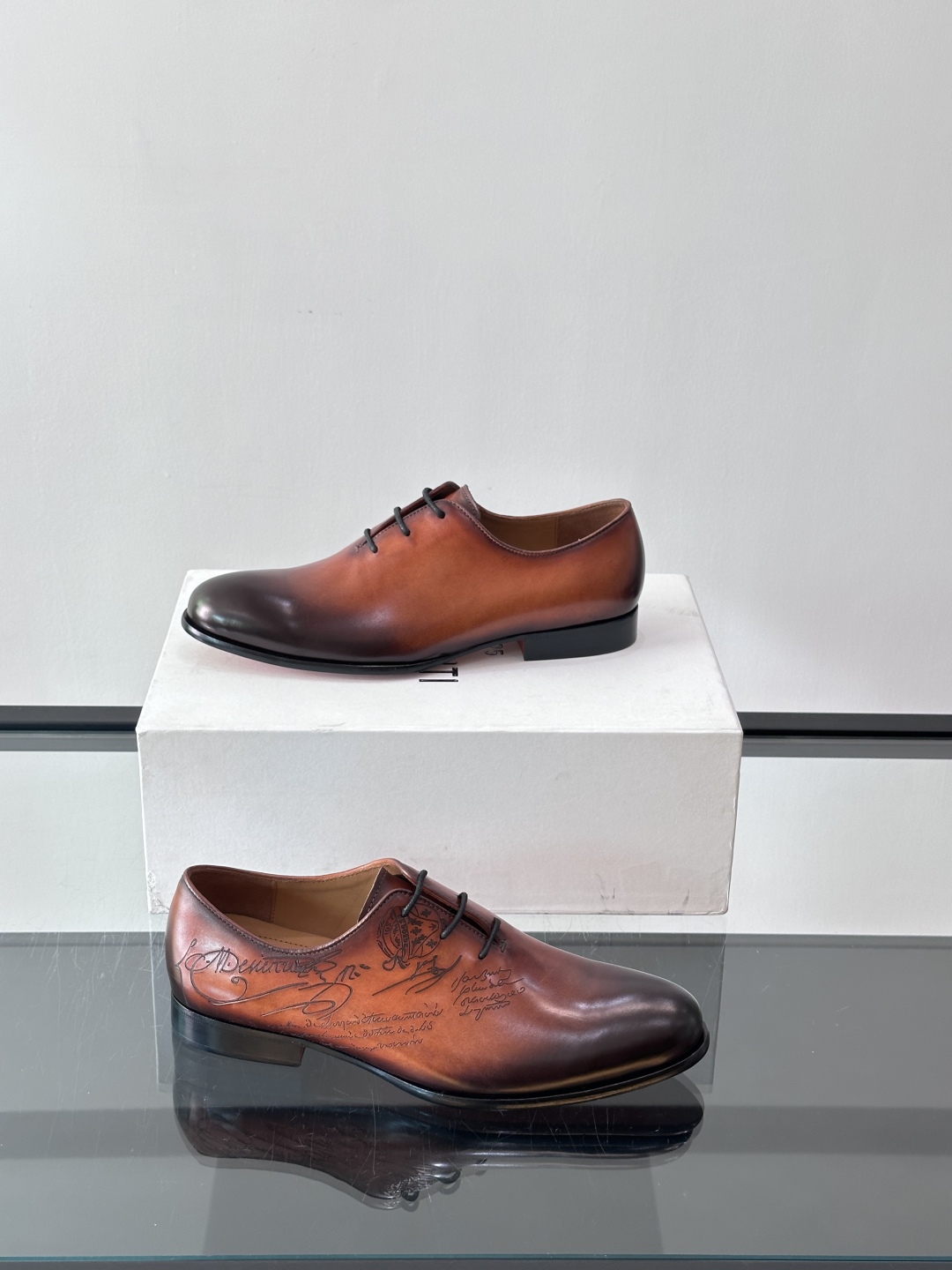 Berluti/布鲁提高端真皮大底正装皮鞋，采用进口牛皮鞋面 柔软有型，手工改色工艺，低调奢华气质，舒适