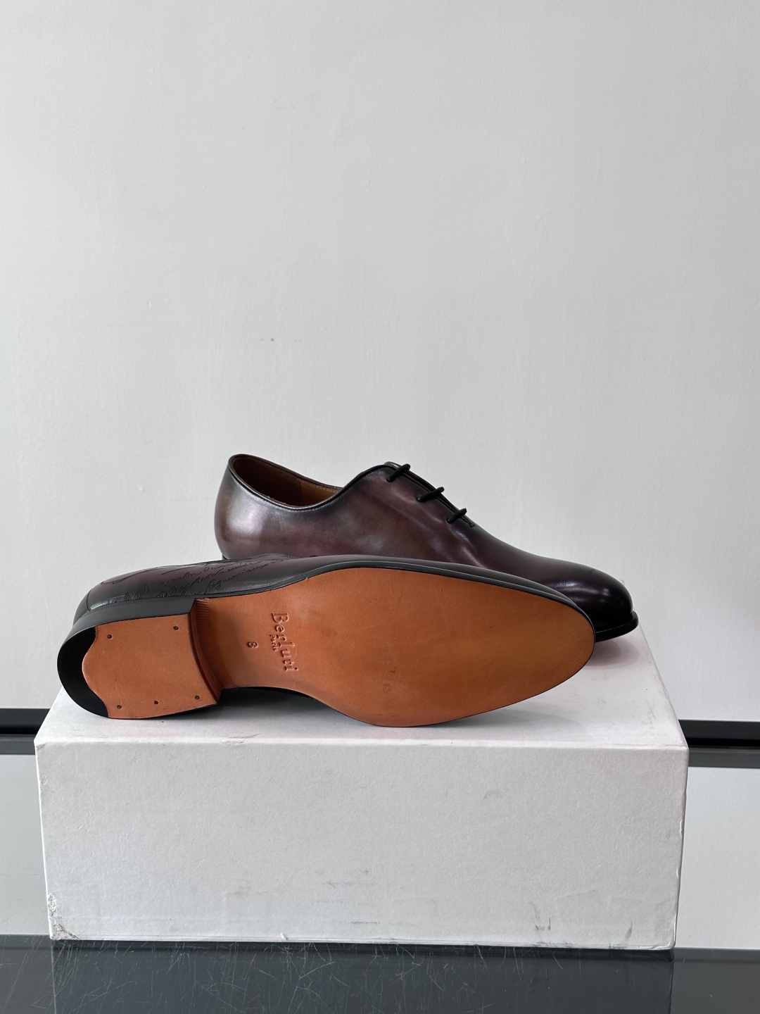 Berluti/布鲁提高端真皮大底正装皮鞋，采用进口牛皮鞋面 柔软有型，手工改色工艺，低调奢华气质，舒适