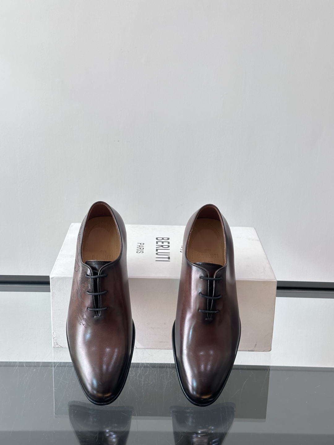 Berluti/布鲁提高端真皮大底正装皮鞋，采用进口牛皮鞋面 柔软有型，手工改色工艺，低调奢华气质，舒适