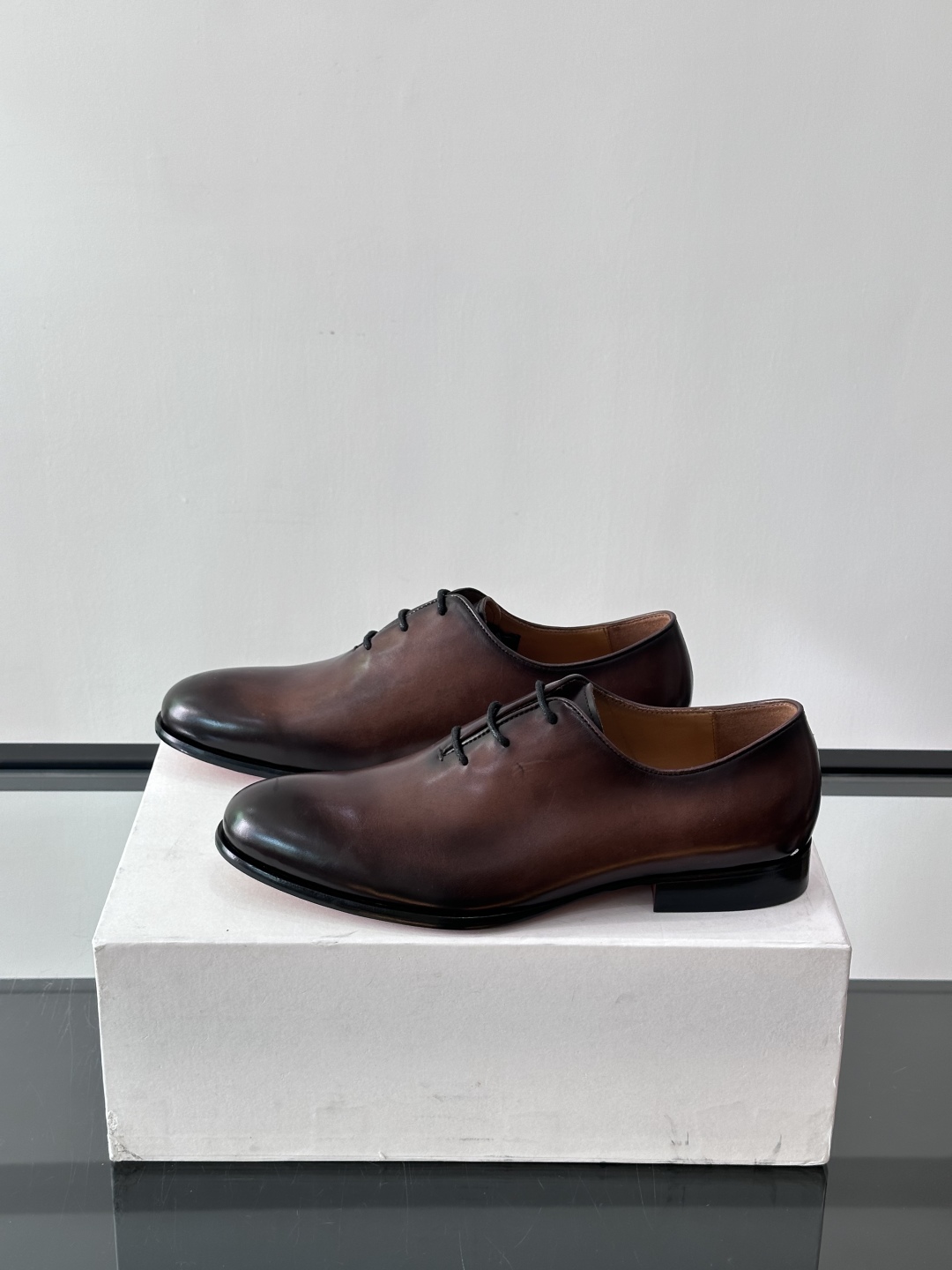 Berluti/布鲁提高端真皮大底正装皮鞋，采用进口牛皮鞋面 柔软有型，手工改色工艺，低调奢华气质，舒适