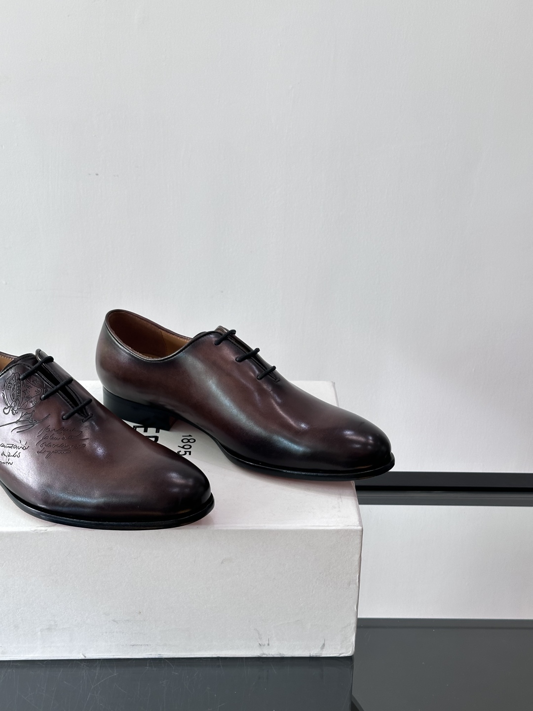 Berluti/布鲁提高端真皮大底正装皮鞋，采用进口牛皮鞋面 柔软有型，手工改色工艺，低调奢华气质，舒适