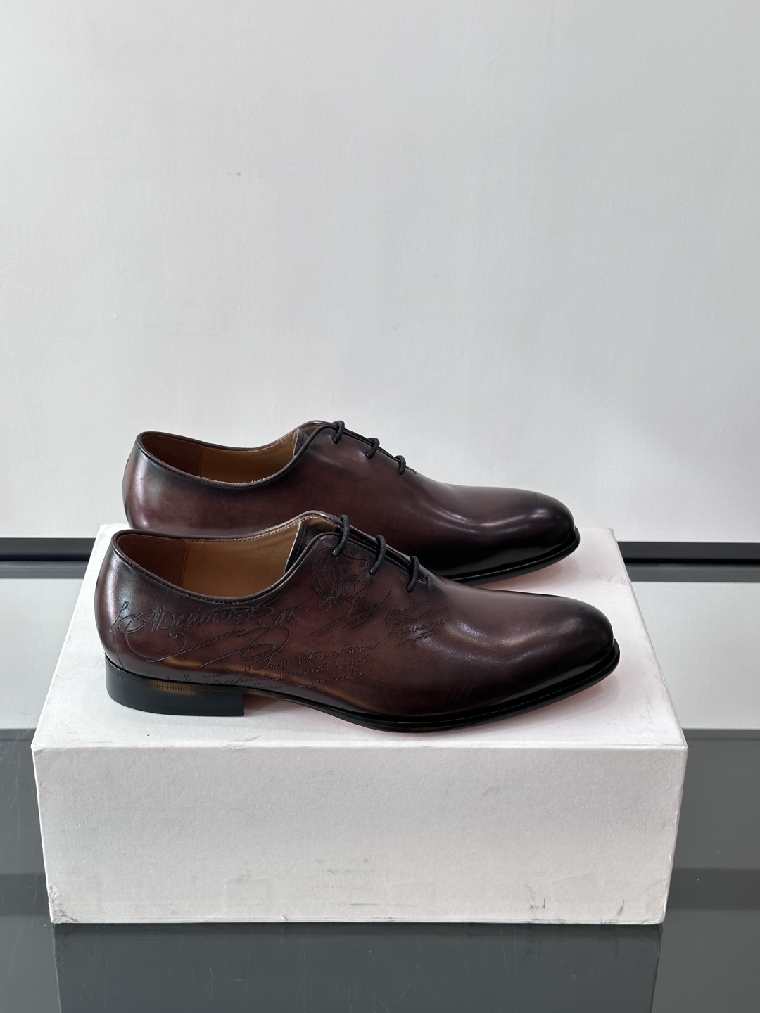 Berluti/布鲁提高端真皮大底正装皮鞋，采用进口牛皮鞋面 柔软有型，手工改色工艺，低调奢华气质，舒适
