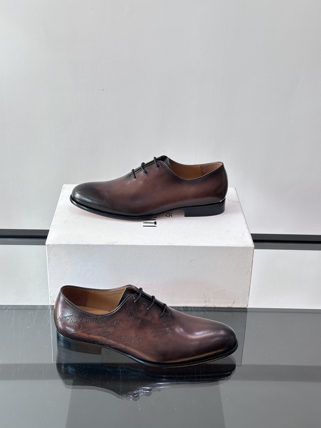 Berluti/布鲁提高端真皮大底正装皮鞋，采用进口牛皮鞋面 柔软有型，手工改色工艺，低调奢华气质，舒适
