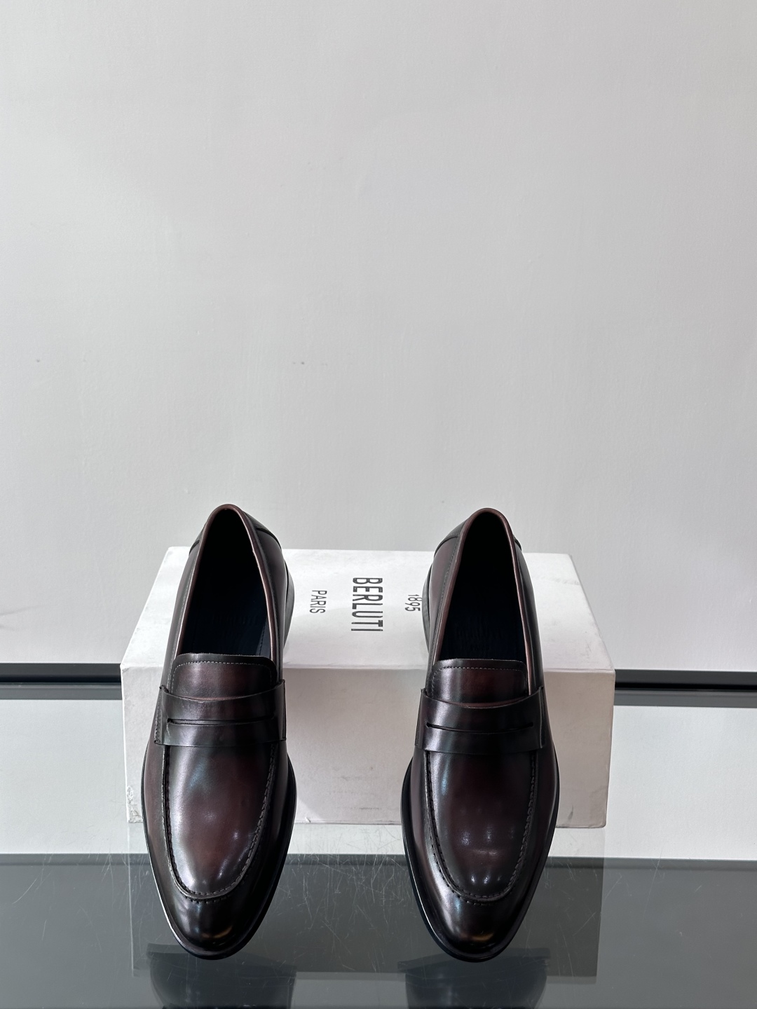 Berluti/布鲁提高端真皮大底正装皮鞋，采用进口牛皮鞋面 柔软有型，手工改色工艺，低调奢华气质，舒适