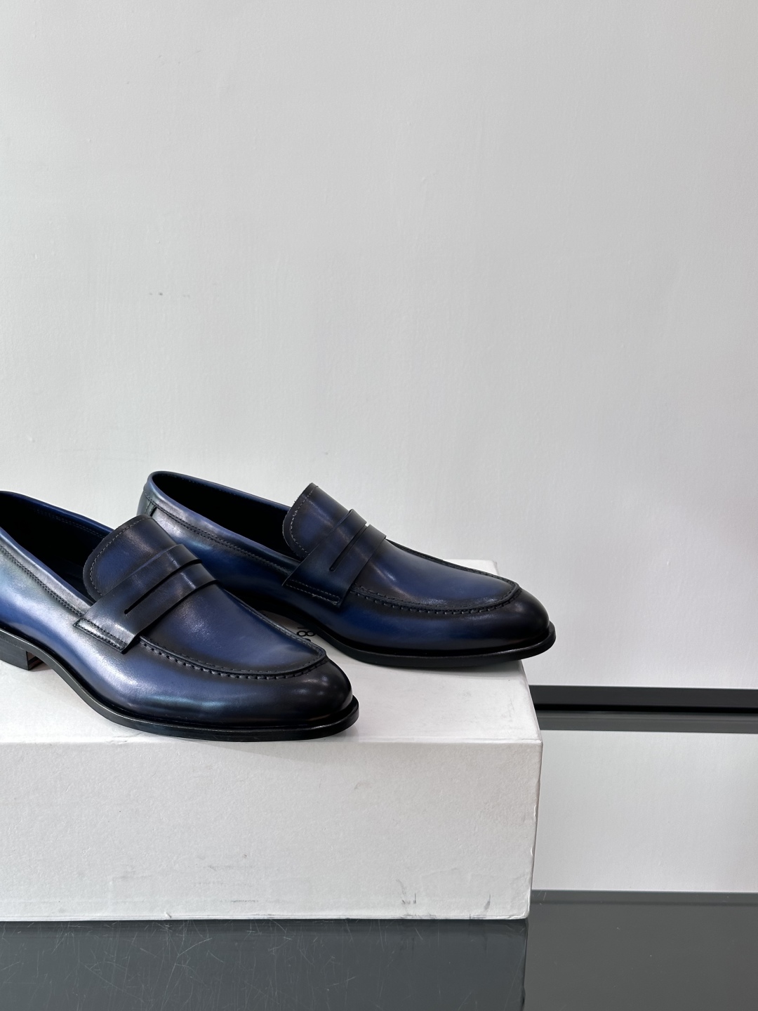 Berluti/布鲁提高端真皮大底正装皮鞋，采用进口牛皮鞋面 柔软有型，手工改色工艺，低调奢华气质，舒适