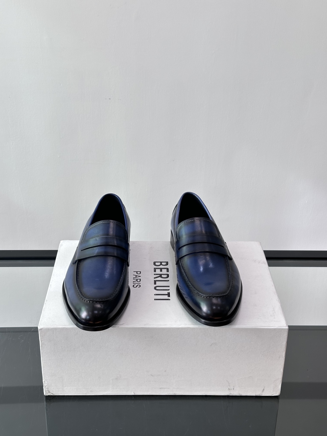 Berluti/布鲁提高端真皮大底正装皮鞋，采用进口牛皮鞋面 柔软有型，手工改色工艺，低调奢华气质，舒适
