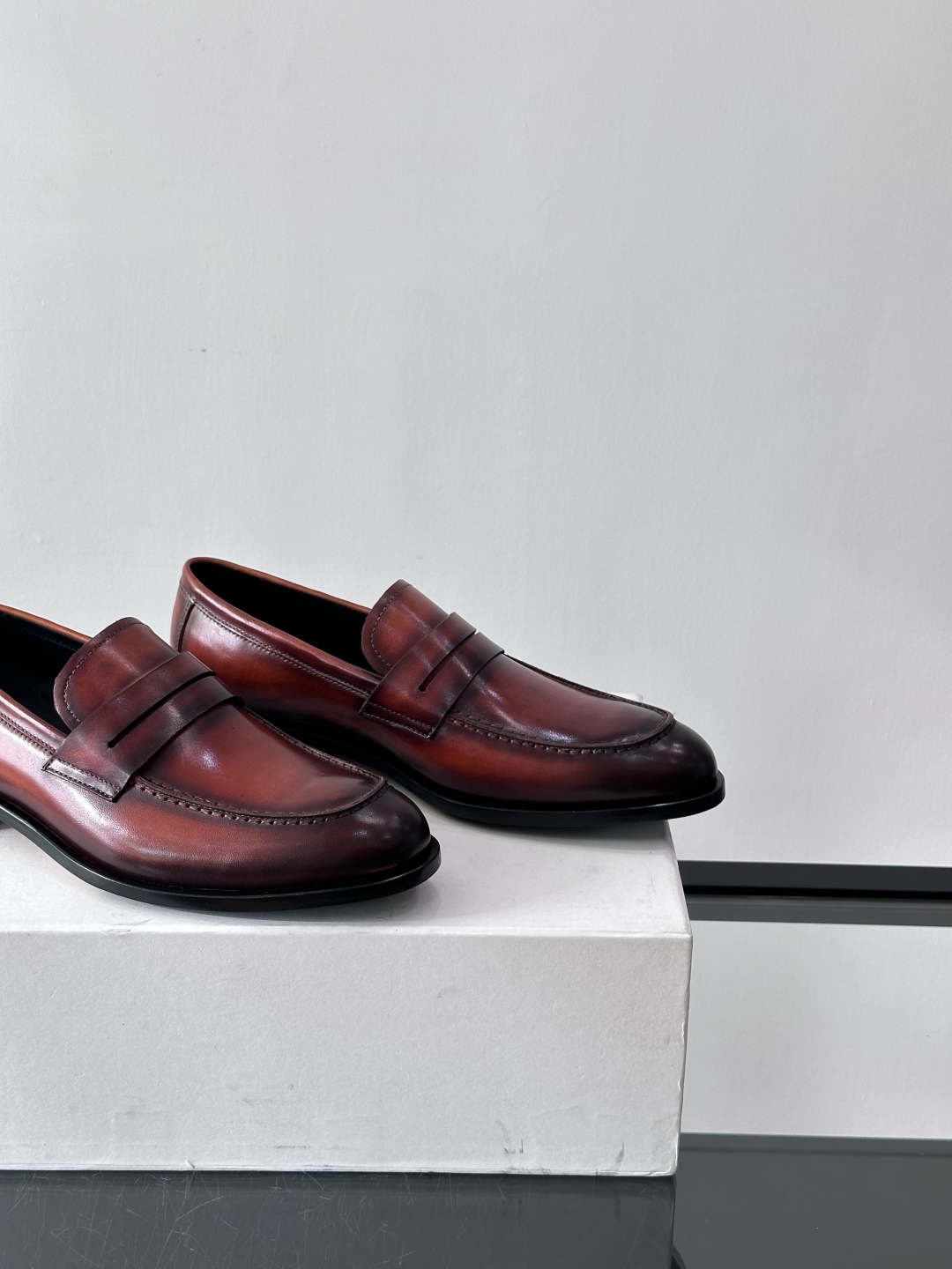 Berluti/布鲁提高端真皮大底正装皮鞋，采用进口牛皮鞋面 柔软有型，手工改色工艺，低调奢华气质，舒适