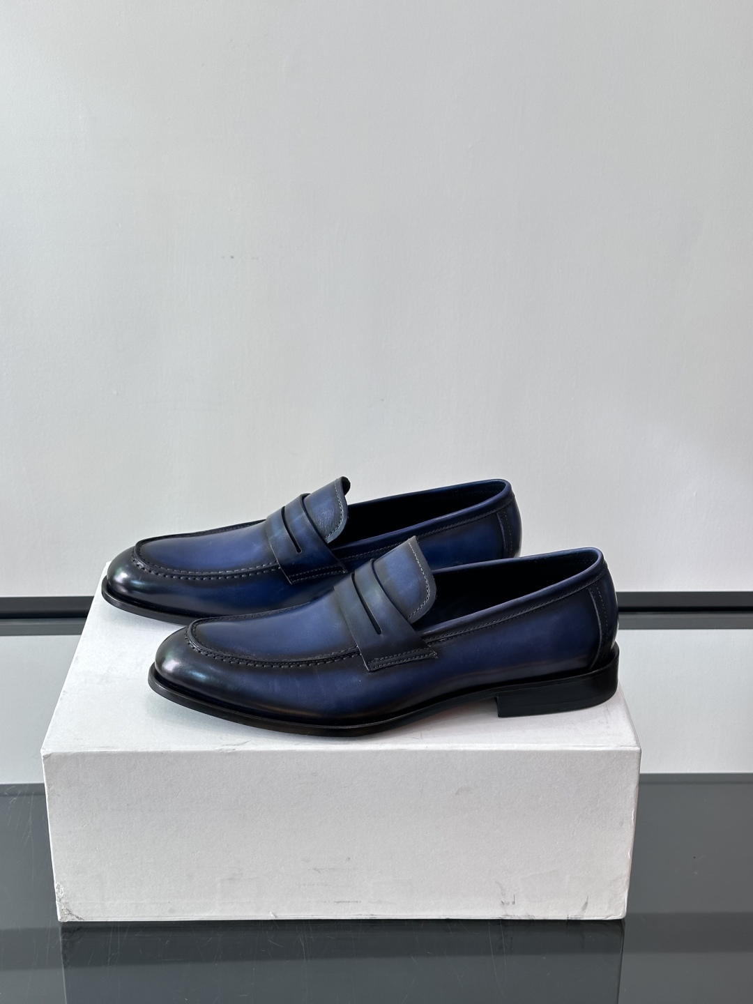 Berluti/布鲁提高端真皮大底正装皮鞋，采用进口牛皮鞋面 柔软有型，手工改色工艺，低调奢华气质，舒适