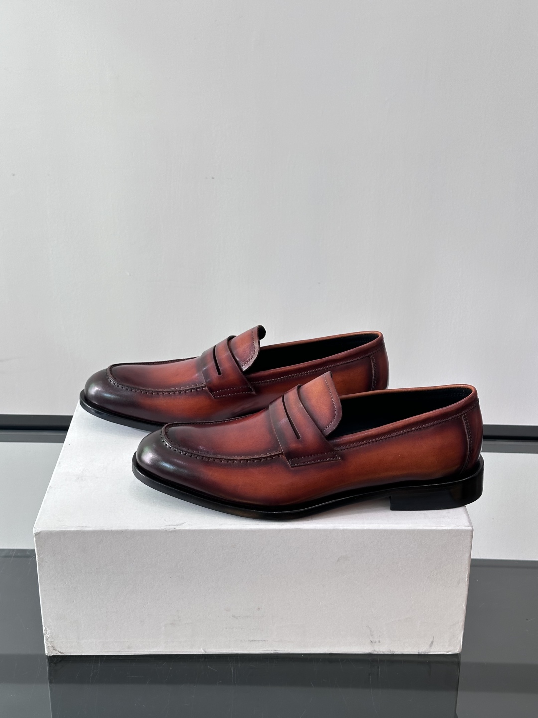 Berluti/布鲁提高端真皮大底正装皮鞋，采用进口牛皮鞋面 柔软有型，手工改色工艺，低调奢华气质，舒适
