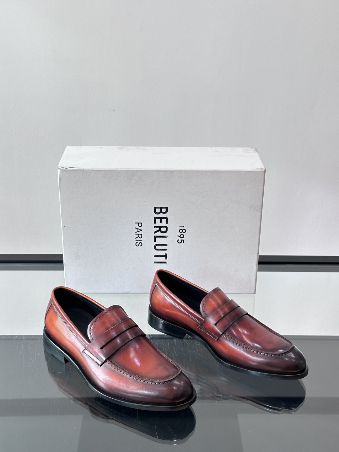 Berluti/布鲁提高端真皮大底正装皮鞋，采用进口牛皮鞋面 柔软有型，手工改色工艺，低调奢华气质，舒适