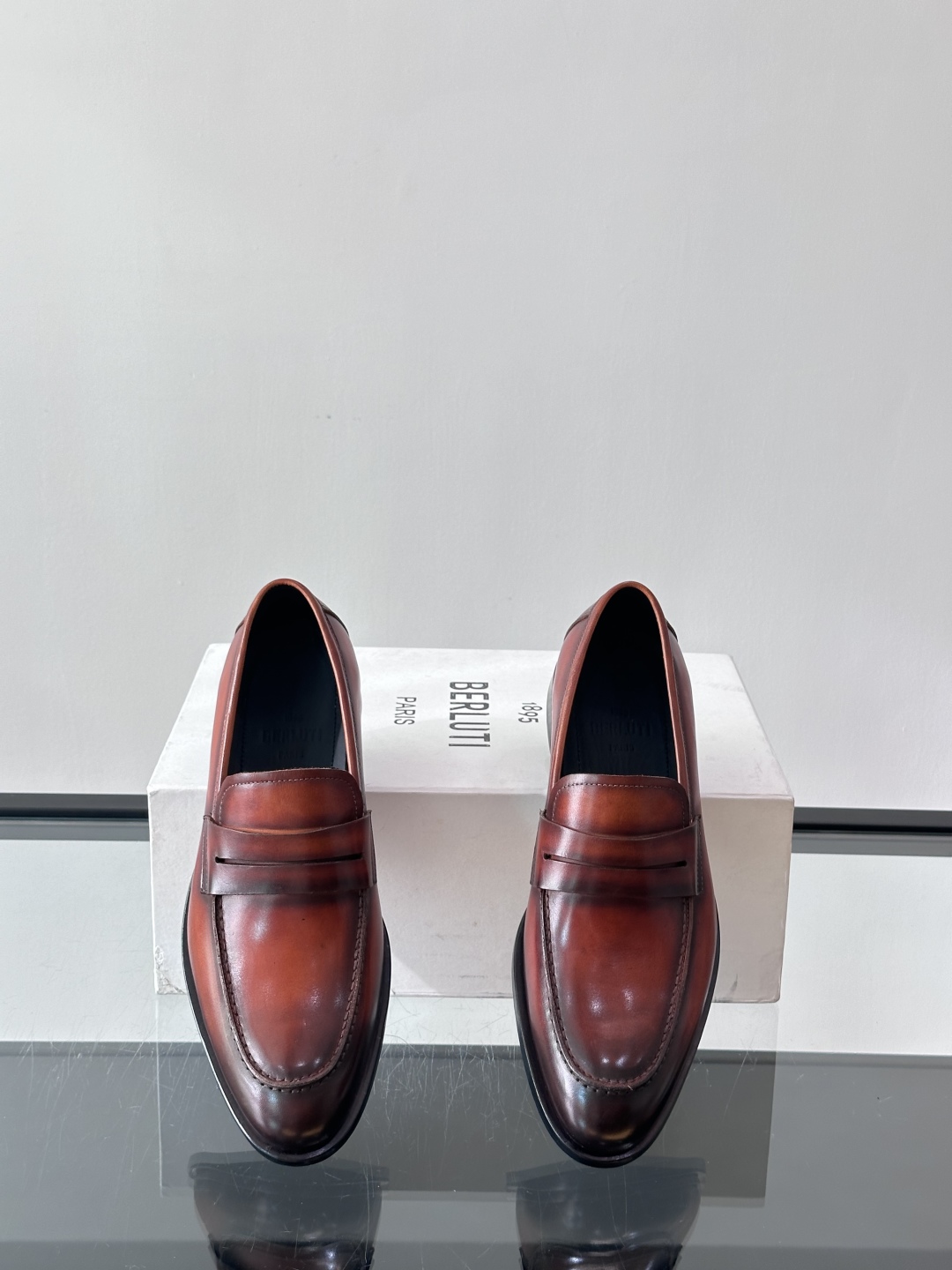 Berluti/布鲁提高端真皮大底正装皮鞋，采用进口牛皮鞋面 柔软有型，手工改色工艺，低调奢华气质，舒适