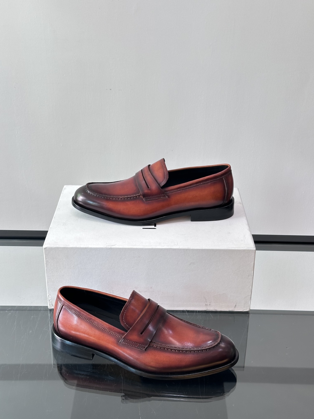 Berluti/布鲁提高端真皮大底正装皮鞋，采用进口牛皮鞋面 柔软有型，手工改色工艺，低调奢华气质，舒适