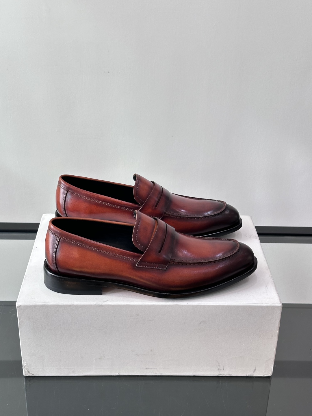 Berluti/布鲁提高端真皮大底正装皮鞋，采用进口牛皮鞋面 柔软有型，手工改色工艺，低调奢华气质，舒适