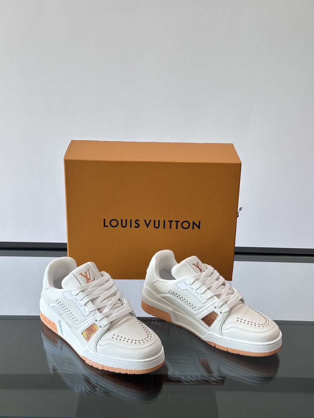 驴家 新配色 trainer运动鞋，本款 LV Trainer 运动鞋取材柔软粒面小牛皮，呈现纯净色调，