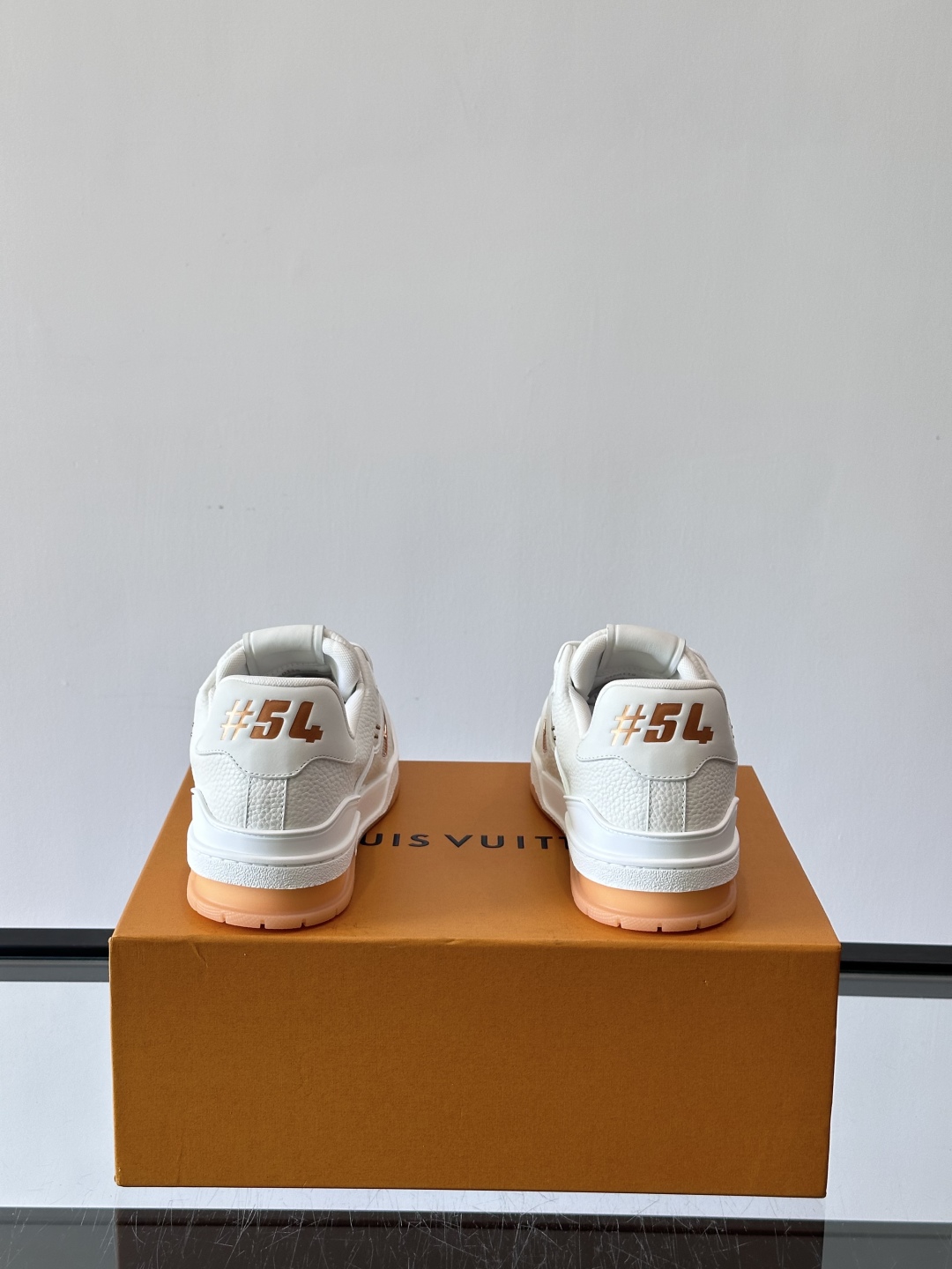 驴家 新配色 trainer运动鞋，本款 LV Trainer 运动鞋取材柔软粒面小牛皮，呈现纯净色调，