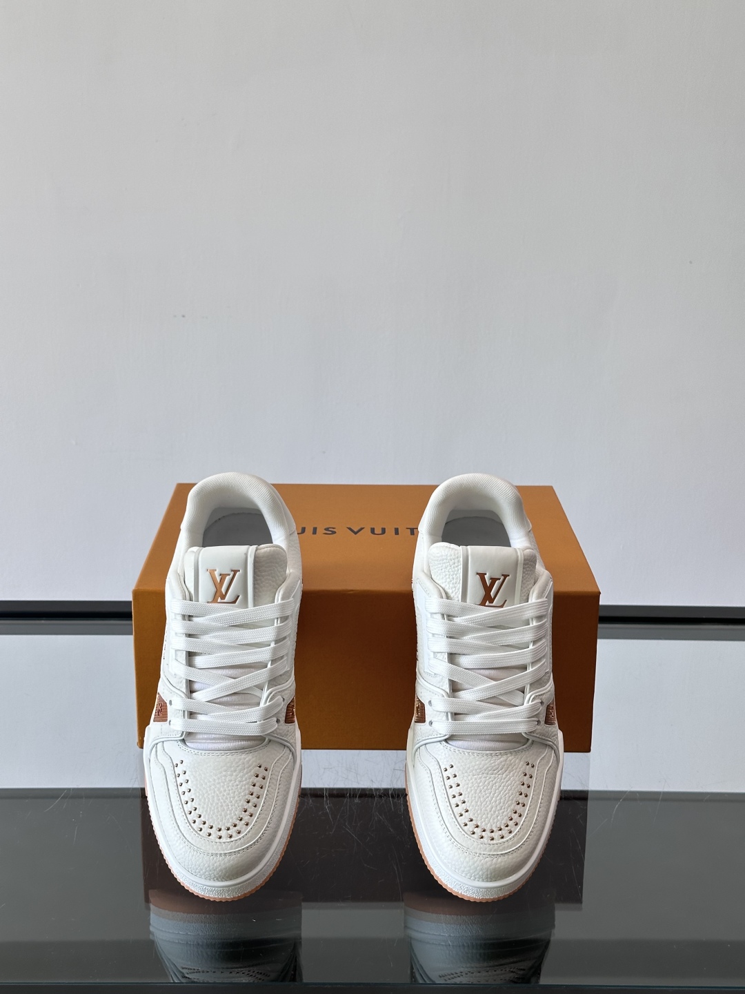 驴家 新配色 trainer运动鞋，本款 LV Trainer 运动鞋取材柔软粒面小牛皮，呈现纯净色调，
