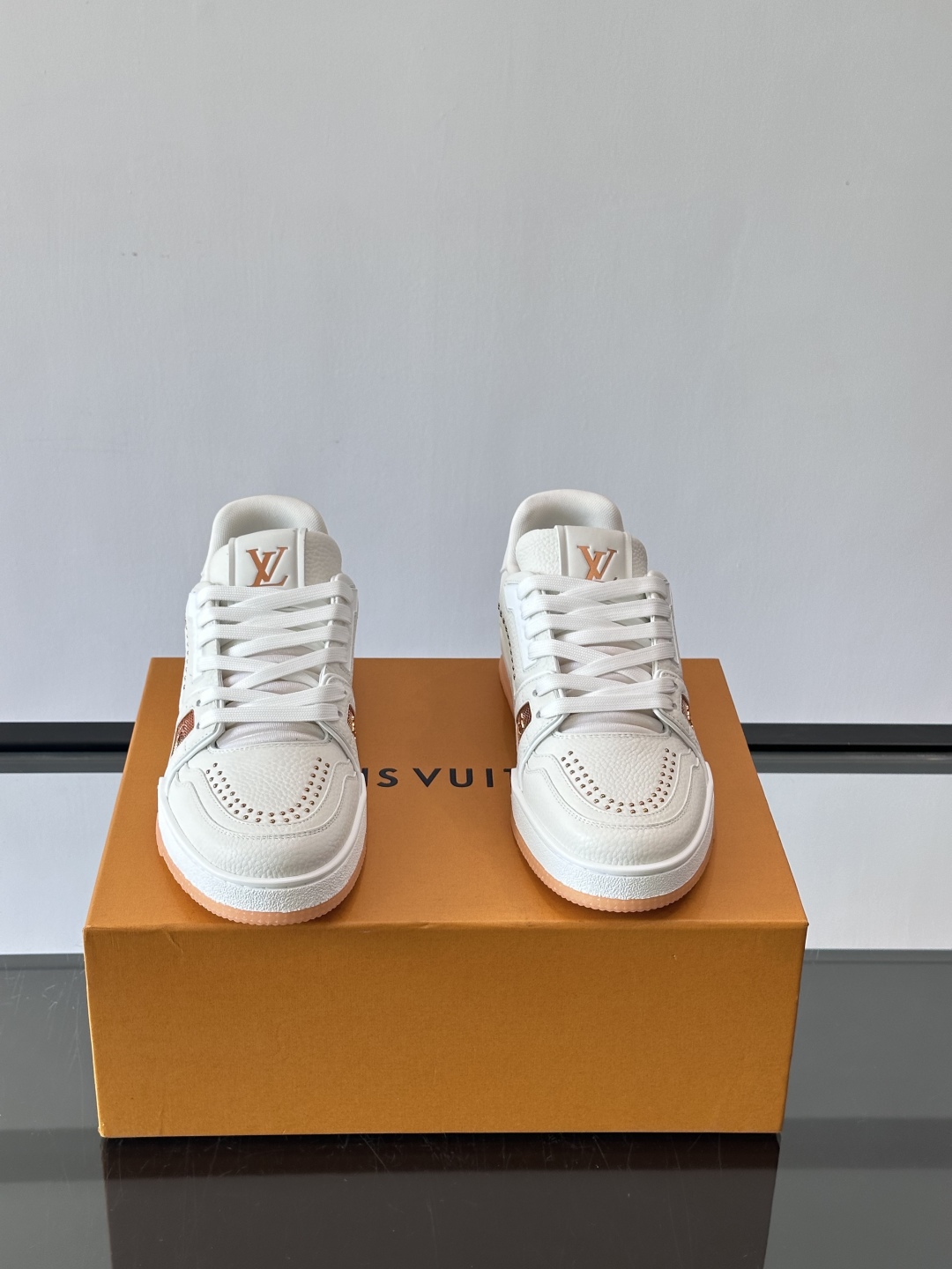 驴家 新配色 trainer运动鞋，本款 LV Trainer 运动鞋取材柔软粒面小牛皮，呈现纯净色调，