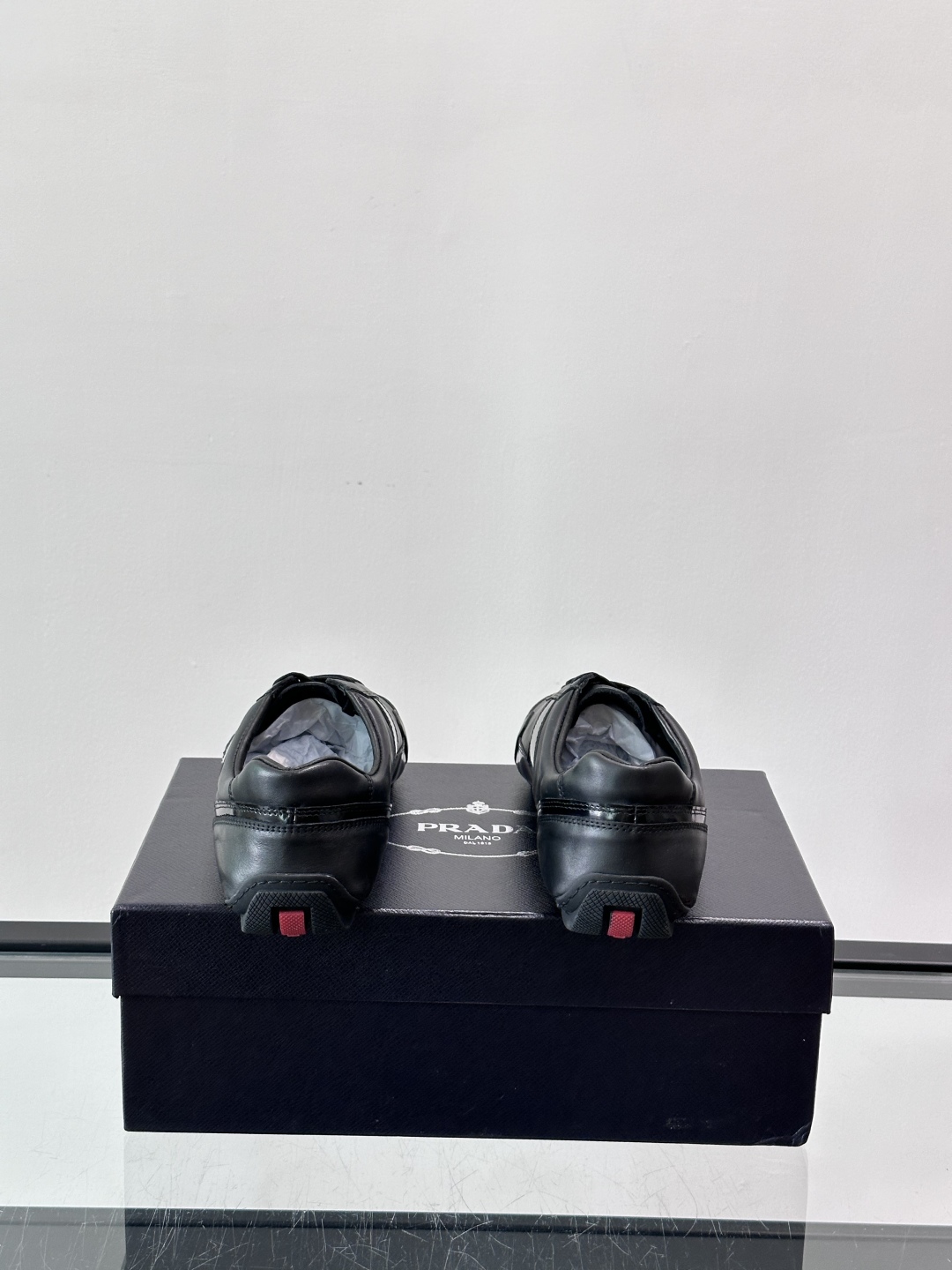 Prad*新款男士鞋驾车鞋，面料采用全进口牛皮，看得见的质感，重工车线，内里本染小牛皮，标配logo牛皮