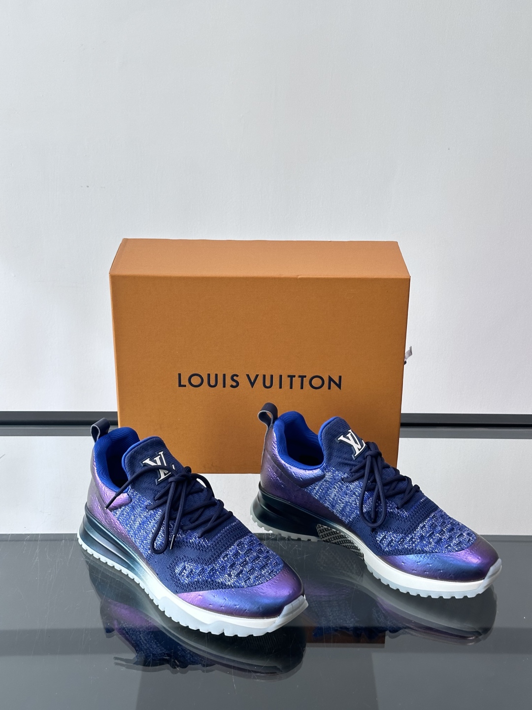L.v 🆕RUN AWAY 运动鞋，本款 Run Away 运动鞋选用进口一体飞织打造，橡胶外底延续跑鞋