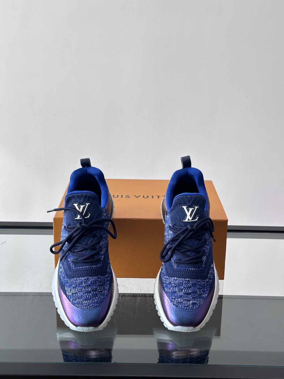 L.v 🆕RUN AWAY 运动鞋，本款 Run Away 运动鞋选用进口一体飞织打造，橡胶外底延续跑鞋