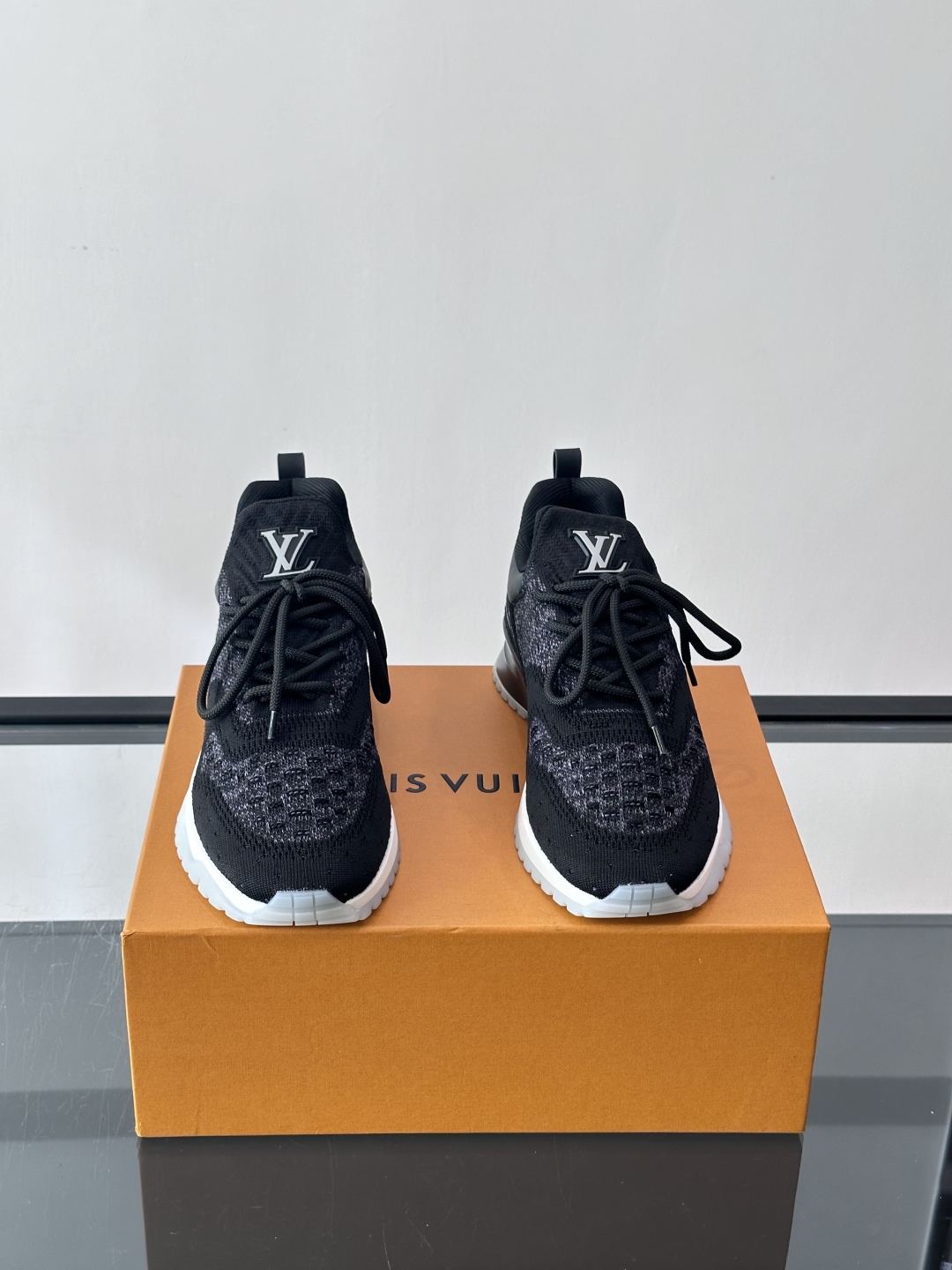 L.v 🆕RUN AWAY 运动鞋，本款 Run Away 运动鞋选用进口一体飞织打造，橡胶外底延续跑鞋