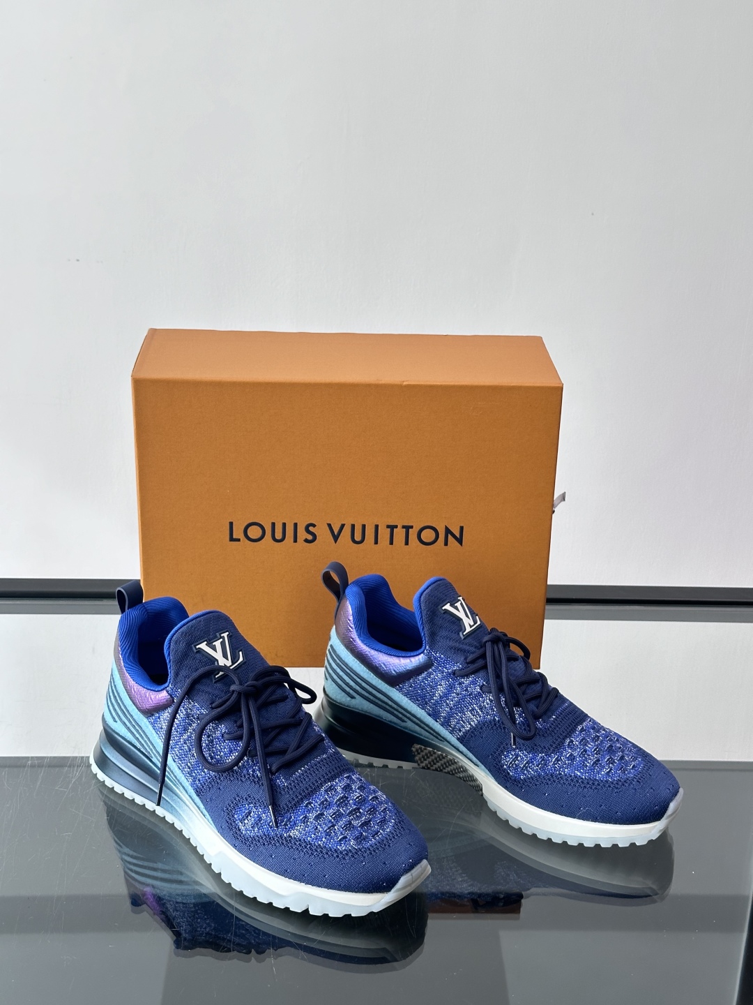 L.v 🆕RUN AWAY 运动鞋，本款 Run Away 运动鞋选用进口一体飞织打造，橡胶外底延续跑鞋