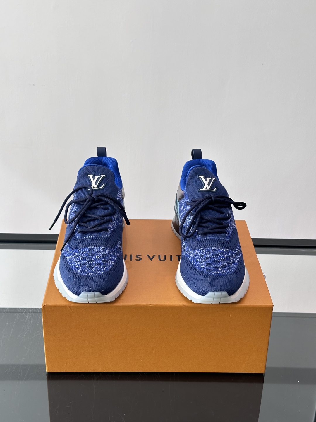 L.v 🆕RUN AWAY 运动鞋，本款 Run Away 运动鞋选用进口一体飞织打造，橡胶外底延续跑鞋