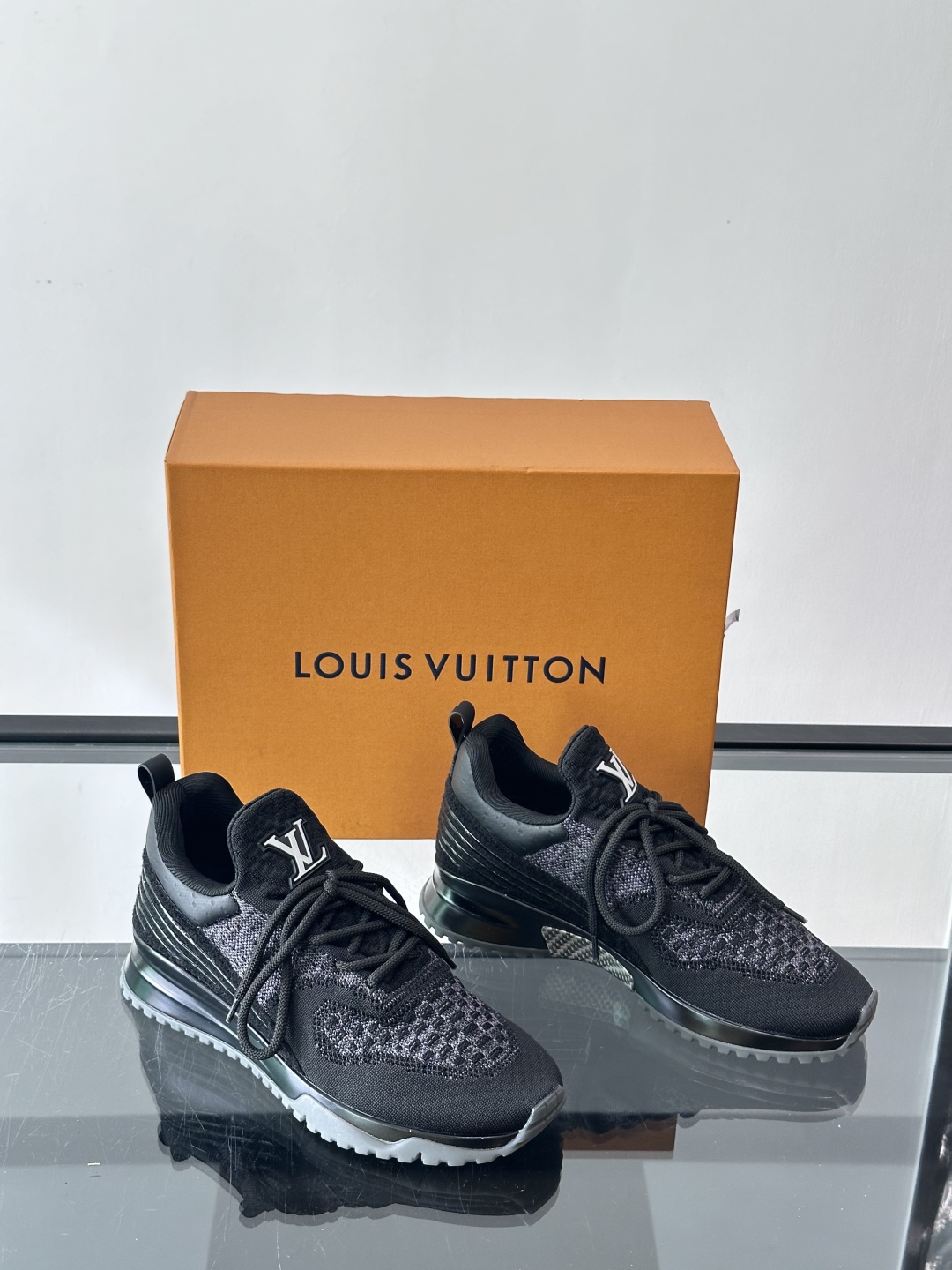 L.v 🆕RUN AWAY 运动鞋，本款 Run Away 运动鞋选用进口一体飞织打造，橡胶外底延续跑鞋