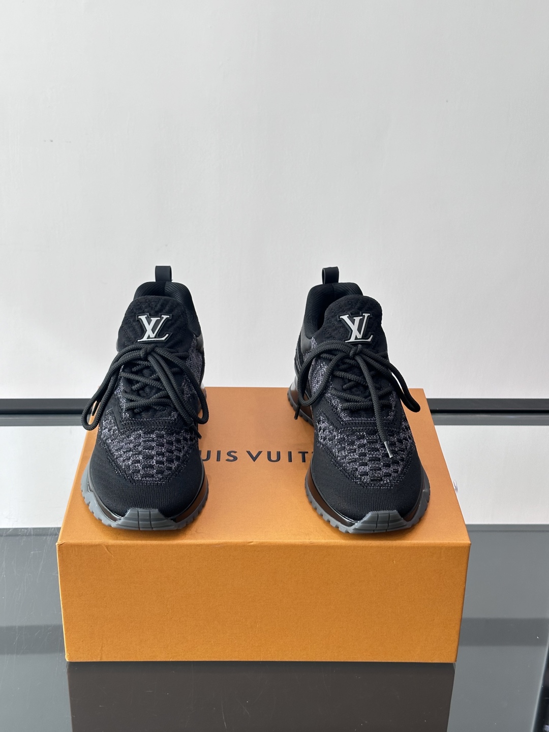 L.v 🆕RUN AWAY 运动鞋，本款 Run Away 运动鞋选用进口一体飞织打造，橡胶外底延续跑鞋