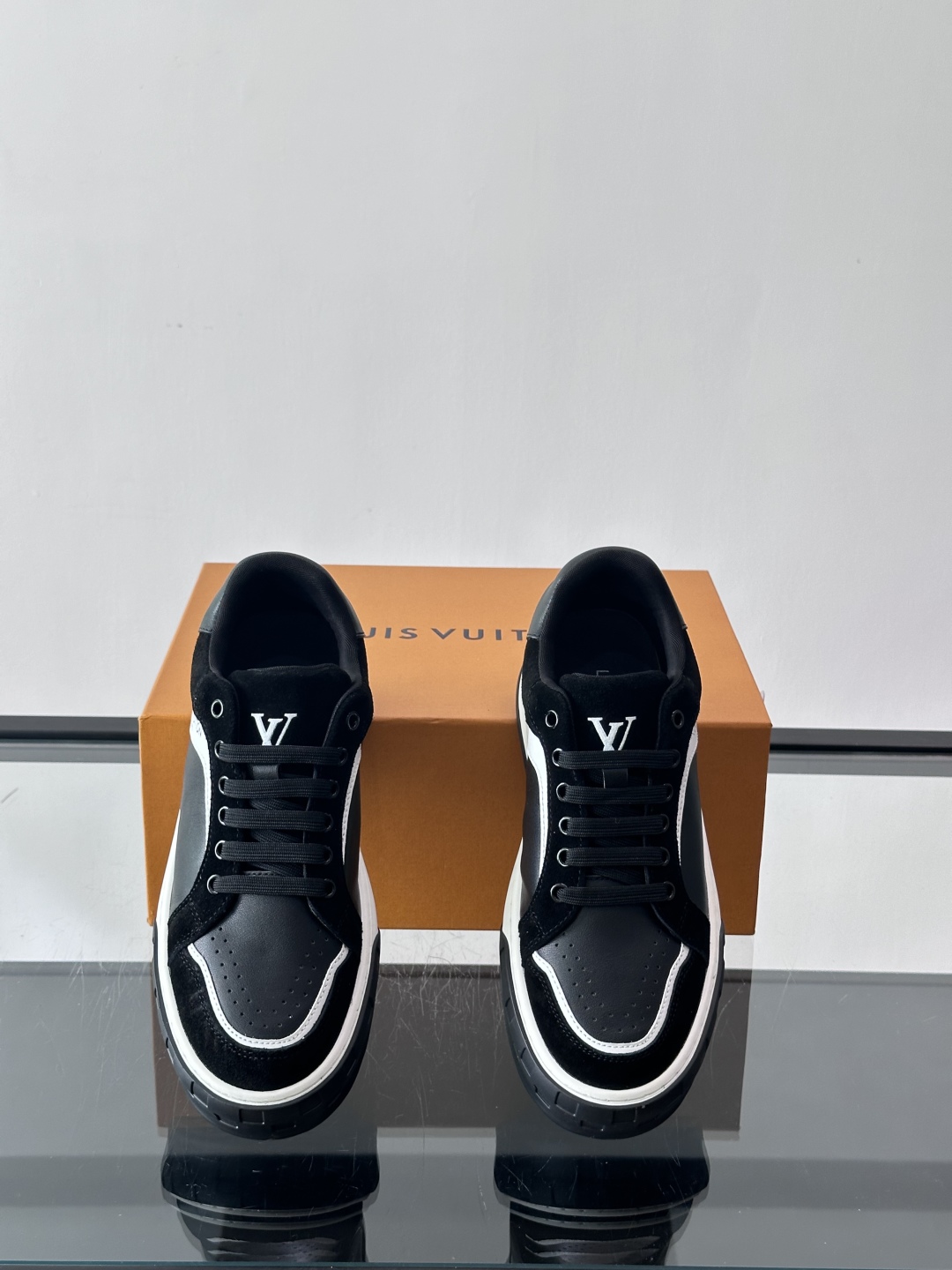 L v奢品🆕男士厚底休闲运动鞋，选用进口小牛皮打造，加衬鞋领和鲜明缝线丰富整体结构。L*V字母与路易标识