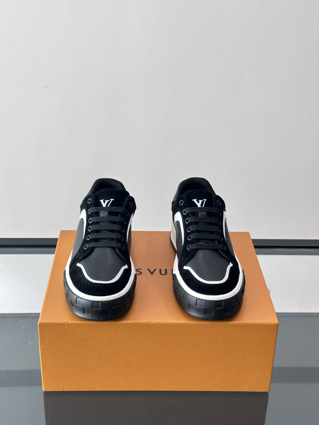 L v奢品🆕男士厚底休闲运动鞋，选用进口小牛皮打造，加衬鞋领和鲜明缝线丰富整体结构。L*V字母与路易标识
