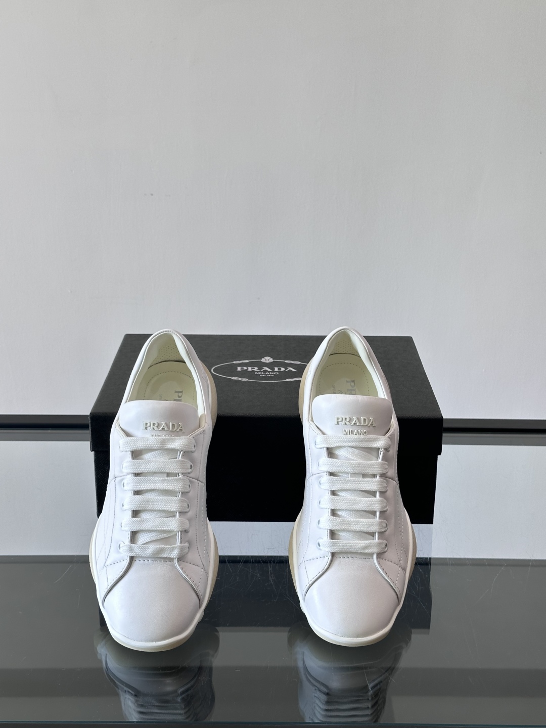 Prada NaPPa皮革运动鞋以精湛的缝线工艺勾勒出别具一格的几何纹理，搭配轻盈橡胶鞋底，彰显匠心工艺