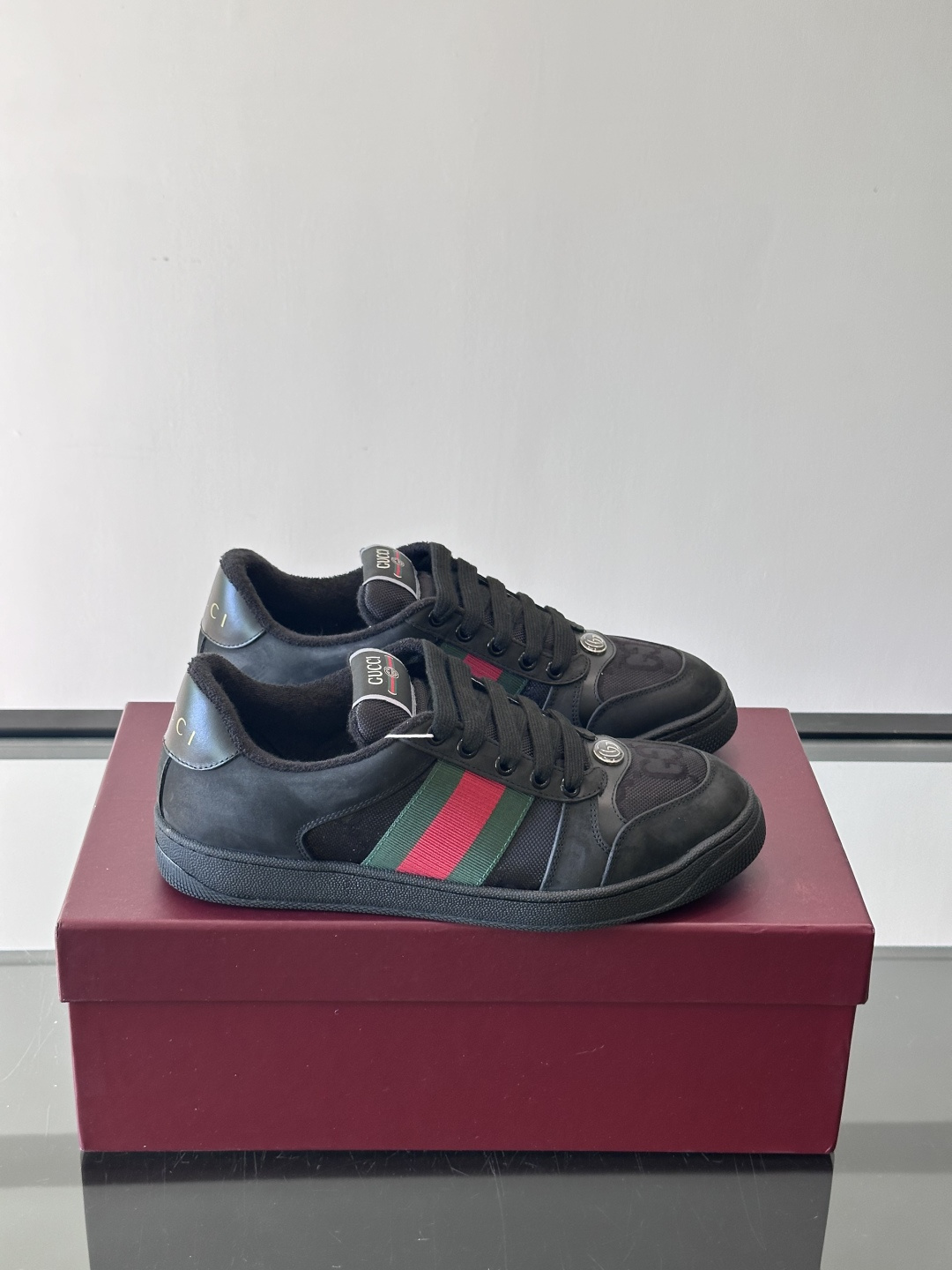 NO:347600,Gu~i low top sneakers series retro small dirty shoes This sneaker is inspired by classic sneakers from the 1970s retro college style and fabrics that incorporate nostalgic sportswear styles have been popular for decades. The concerto song performed by different styles provides it with rich inspiration to use leather and classic GG canvas to present it, decorative striped webbing and retro Guc~i logo. After special treatment, the overall effect is presented in a natural and old fashioned manner. P, Size38-44,,gucci,sneakers19860909Gu～i低帮运动鞋系列复古小脏鞋这款运动鞋以70年代经典运动鞋为灵感原型复古学院风款式与融入怀旧运动服风格的面料风靡数十年,不同风格演绎出的协奏之曲为其提供了丰富灵感运用皮革和经典GG帆布混搭呈现,装饰条纹织带和复古Guc～i标识,经过特殊处理,整体呈现自然做旧效果. P,Size38-44,,gucci,sneakers,Men's shoes