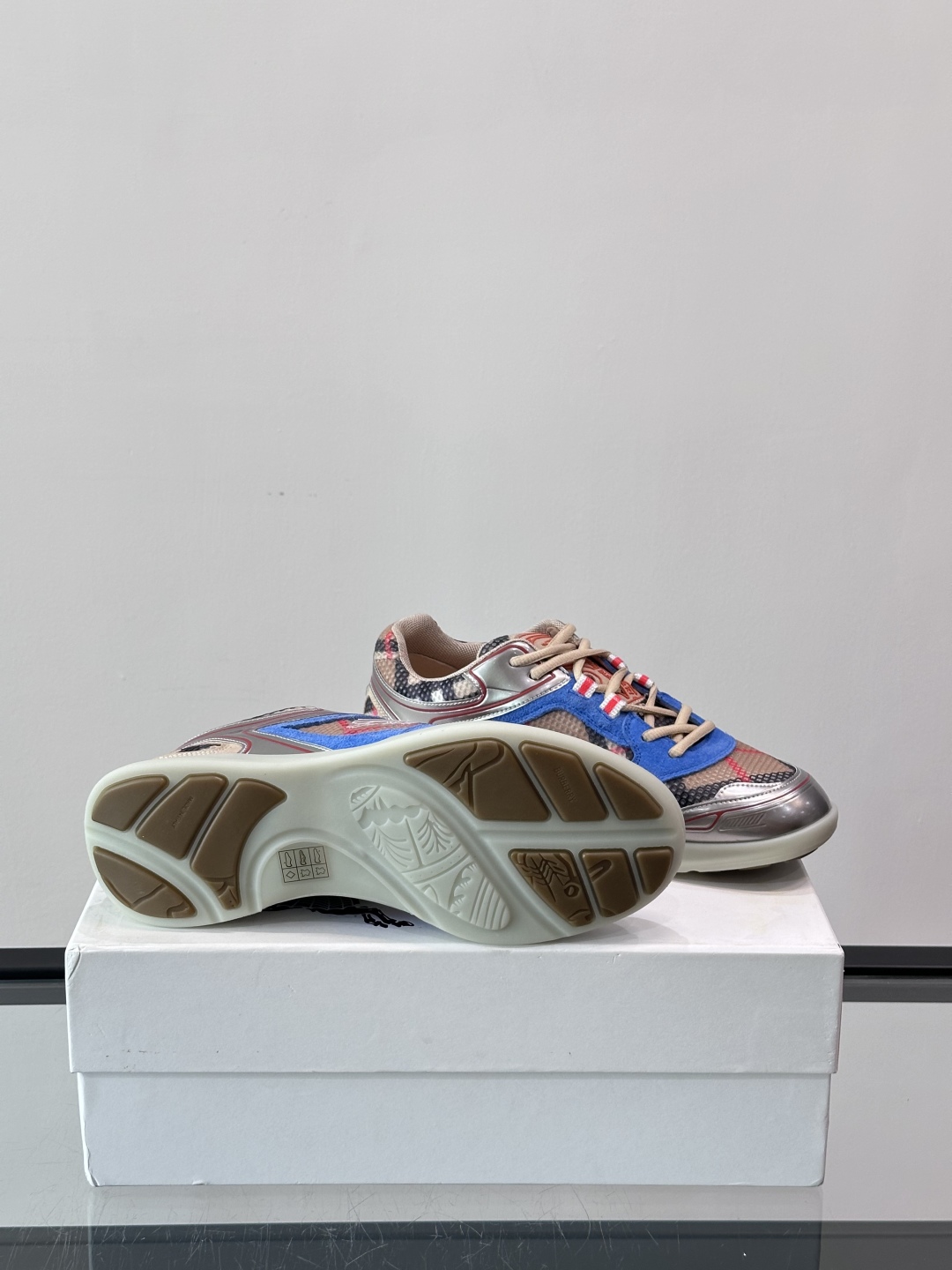 Burberry Matrix鞋款👟经典格纹混搭拼接设计，复古又时髦。上脚直接增高显腿细， 穿着非常适合