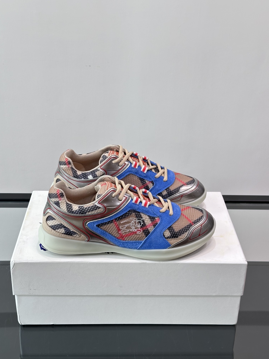 Burberry Matrix鞋款👟经典格纹混搭拼接设计，复古又时髦。上脚直接增高显腿细， 穿着非常适合